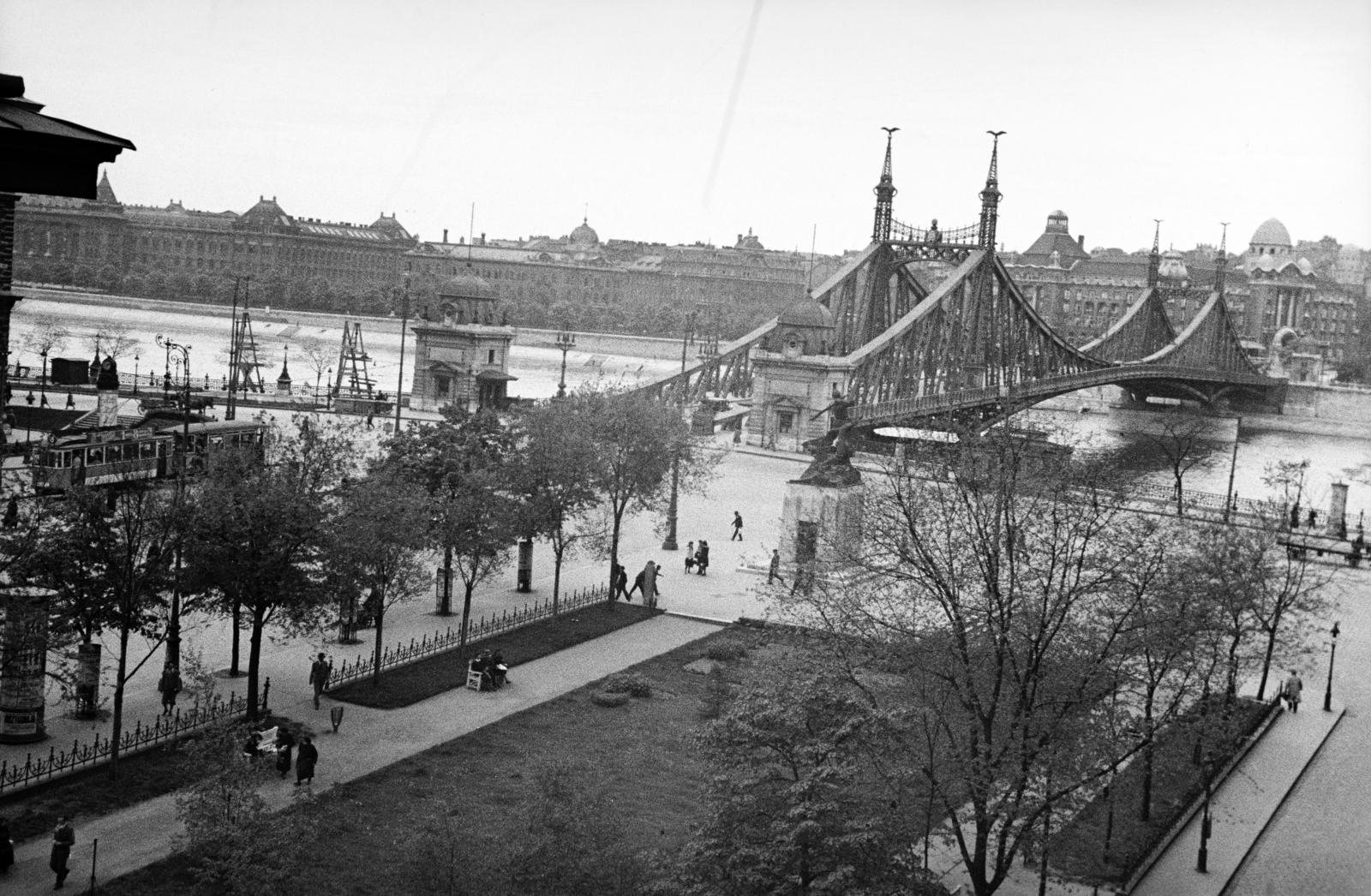 Hungary, Budapest V.,Budapest IX.,Budapest XI., kilátás a Só utca 2-es számú ház erkélyéről a Fővám térre, ott az 1. honvéd és népfölkelő gyalogezred emlékműve (Siklódy Lőrinc, 1938.). Szemben a Szabadság (Ferenc József) híd, háttérben balra a Budapesti Műszaki Egyetem (később Budapesti Műszaki és Gazdaságtudományi Egyetem) épületei., 1939, Gara Andor, Budapest, Fortepan #285001