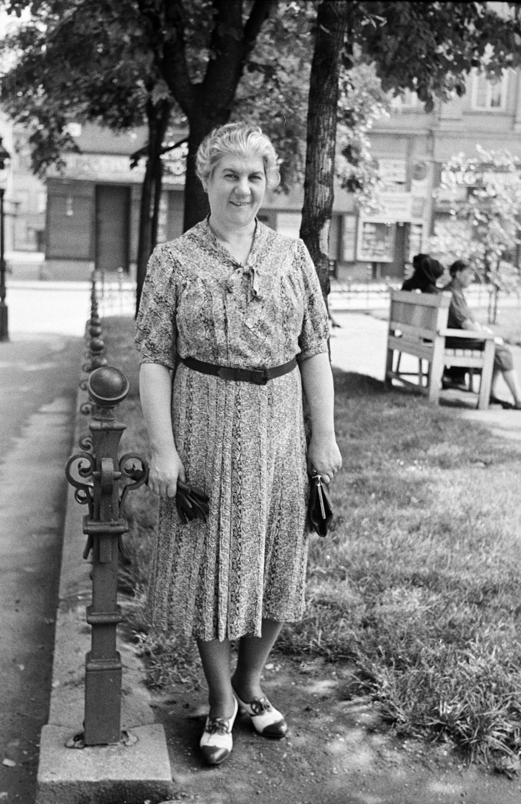 Magyarország, Budapest V., Fővám tér, háttérben balra a Váci utca - Só utca sarok., 1938, Gara család, Budapest, nyári ruha, öv, Fortepan #285012