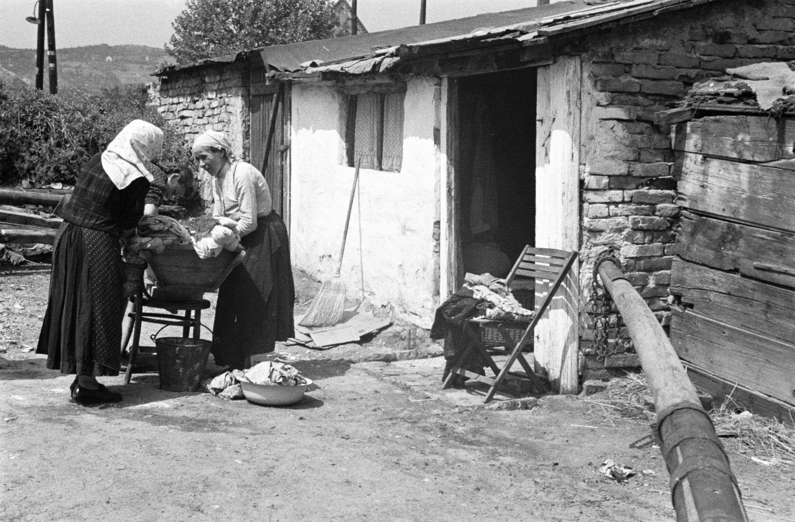 Magyarország, 1935, Gara család, mosás, szegénység, fejkendő, kalyiba, seprű, vödör, teknő, mosdótál, Fortepan #285040