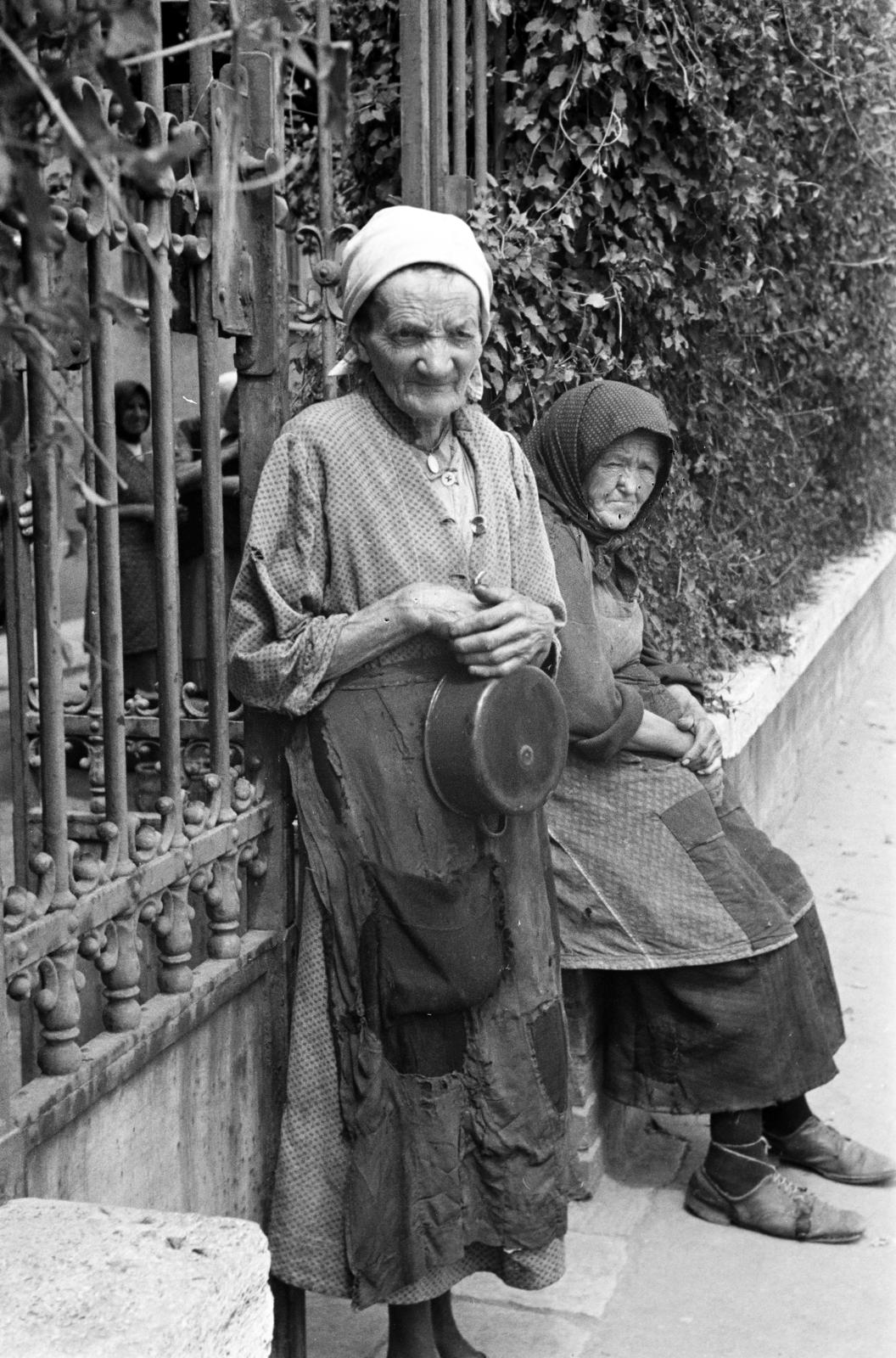 Hungary, 1935, Gara Andor, old person, poverty, pot, headscarf, Fortepan #285046