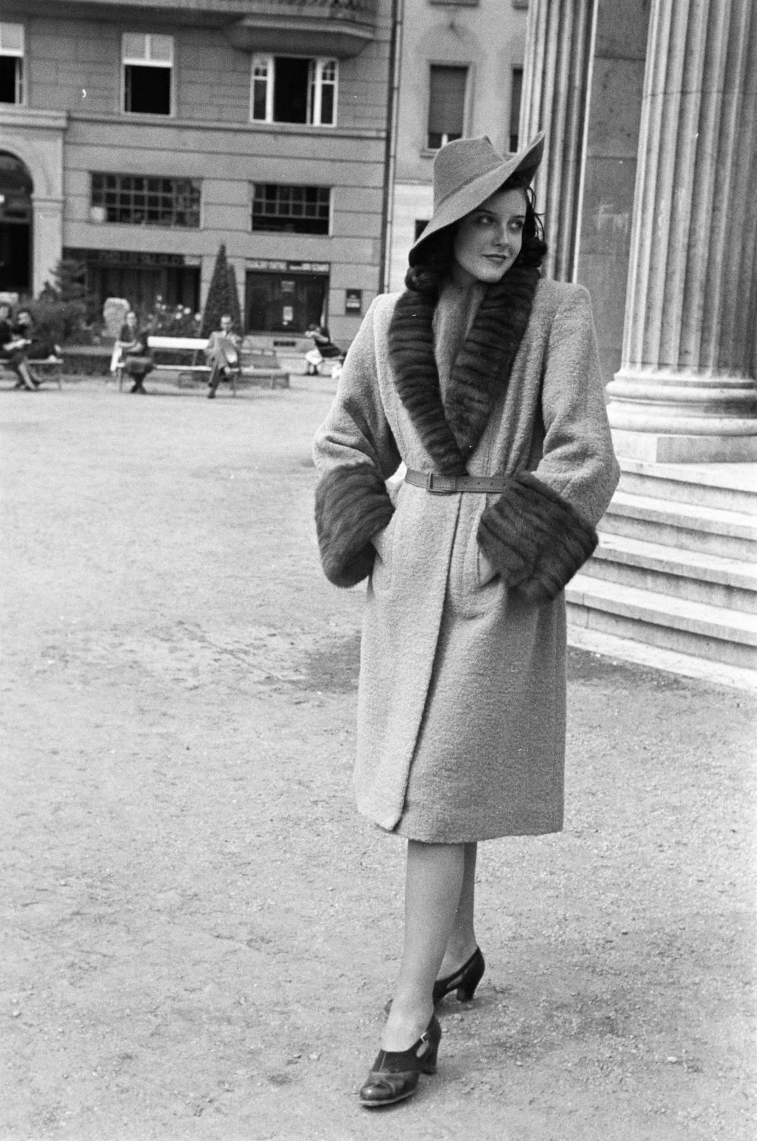Hungary, Budapest V., Március 15. (Eskü) tér, a felvétel Erzsébet királyné emlékművének csarnoka előtt készült. Pérely Gaby szinésznő., 1942, Gara család, Budapest, lady, fashion, winter coat, Fortepan #285047