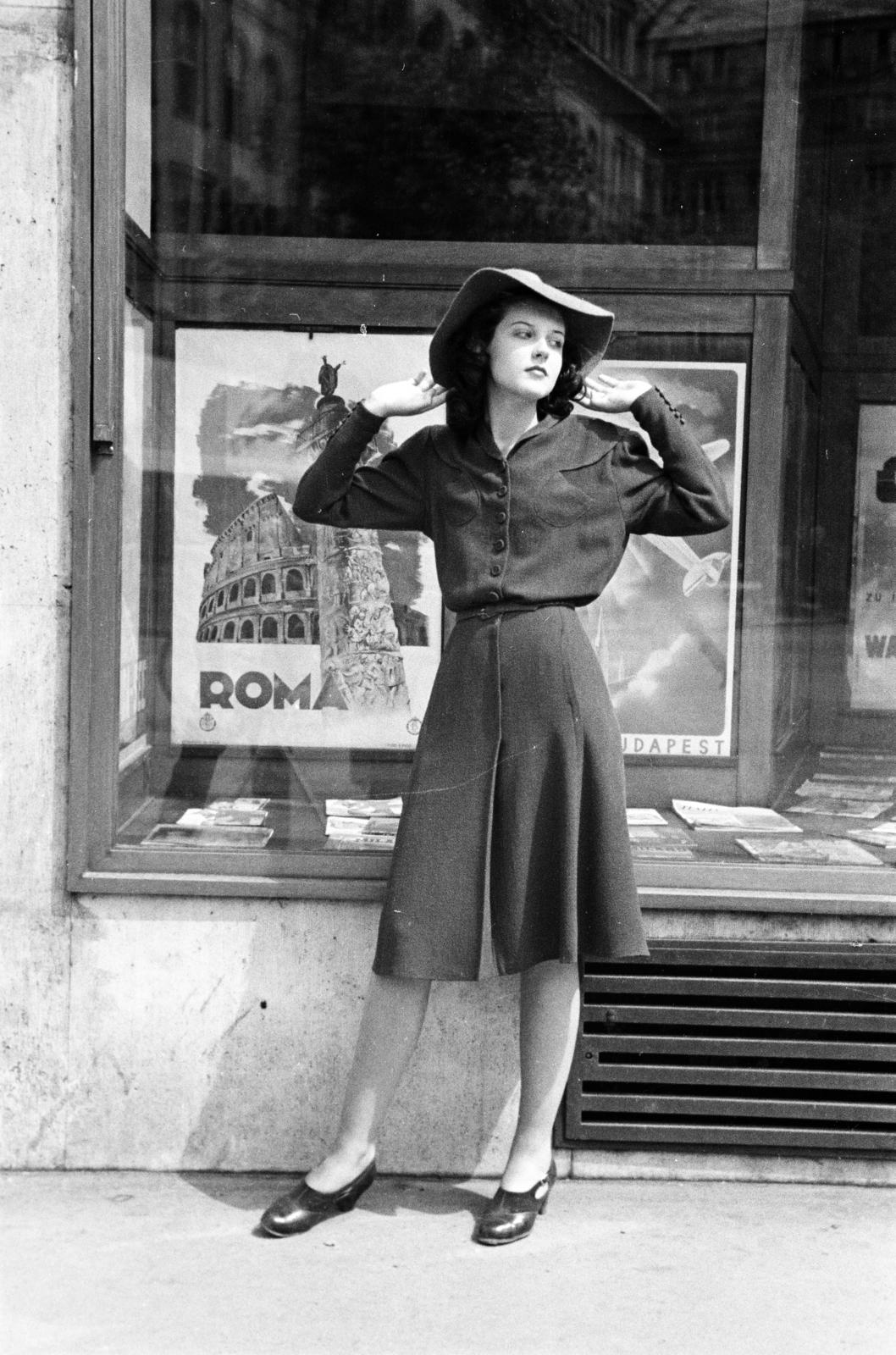 Hungary, Budapest V., Vörösmarty tér, a felvétel az 5. számú épület, a Wagons-Lits Cook Utazási Iroda előtt készült. Pérely Gaby színésznő., 1942, Gara család, Best of, woman, skirt, hat, blouse, Budapest, Fortepan #285050