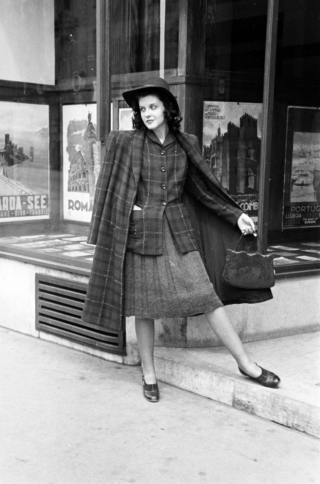 Hungary, Budapest V., Vörösmarty tér, a felvétel az 5. számú épület, a Wagons-Lits Cook Utazási Iroda előtt készült. Pérely Gaby színésznő., 1942, Gara Andor, fashion, fashion photo, poster, ad, handbag, coat, Budapest, Fortepan #285051