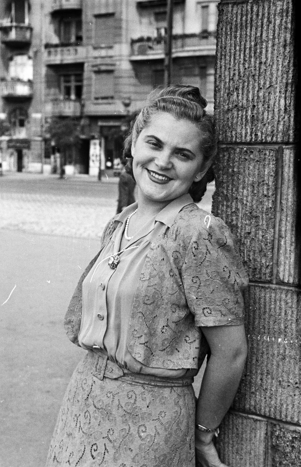 Hungary, Budapest V., Belgrád (Ferenc József) rakpart, a felvétel a nemzetközi hajóállomás épületének sarkánál készült. Háttérben a Sörház utca sarkán álló ház., 1937, Gara Andor, Budapest, Fortepan #285054