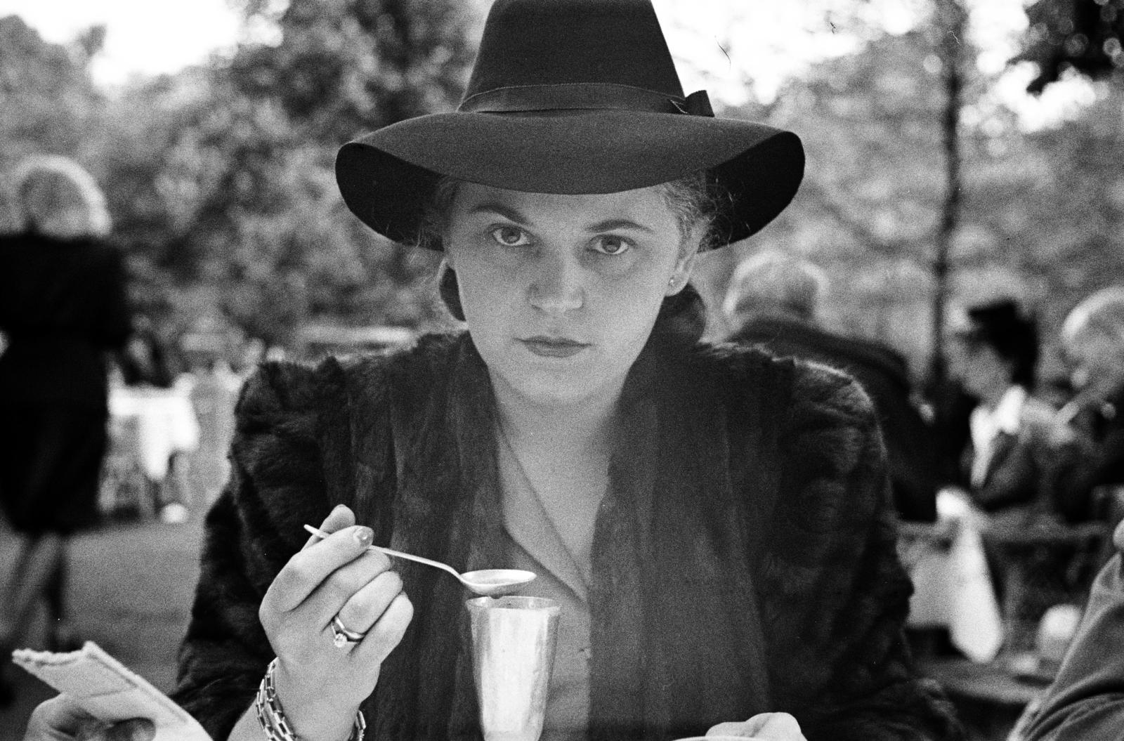 Hungary, Margit Islands, Budapest, a felvétel a Casino teraszán készült., 1937, Gara család, Best of, woman, hat, scarf, fur coat, glass, bracelet, Fortepan #285058