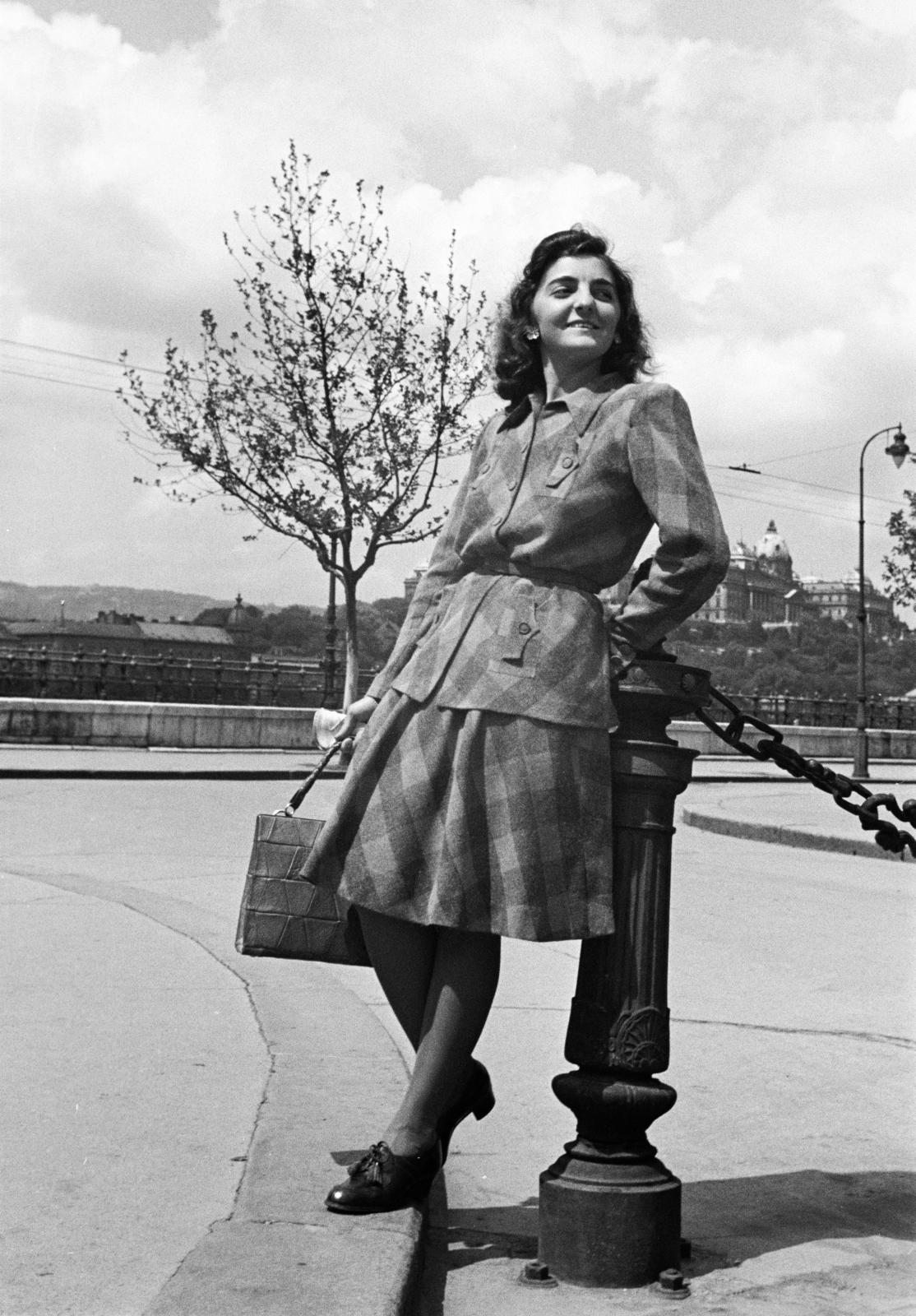 Hungary, Budapest V., Eötvös tér, háttérben a Királyi Palota (később Budavári Palota)., 1937, Gara család, lady, leaning, costume, Budapest, Fortepan #285067