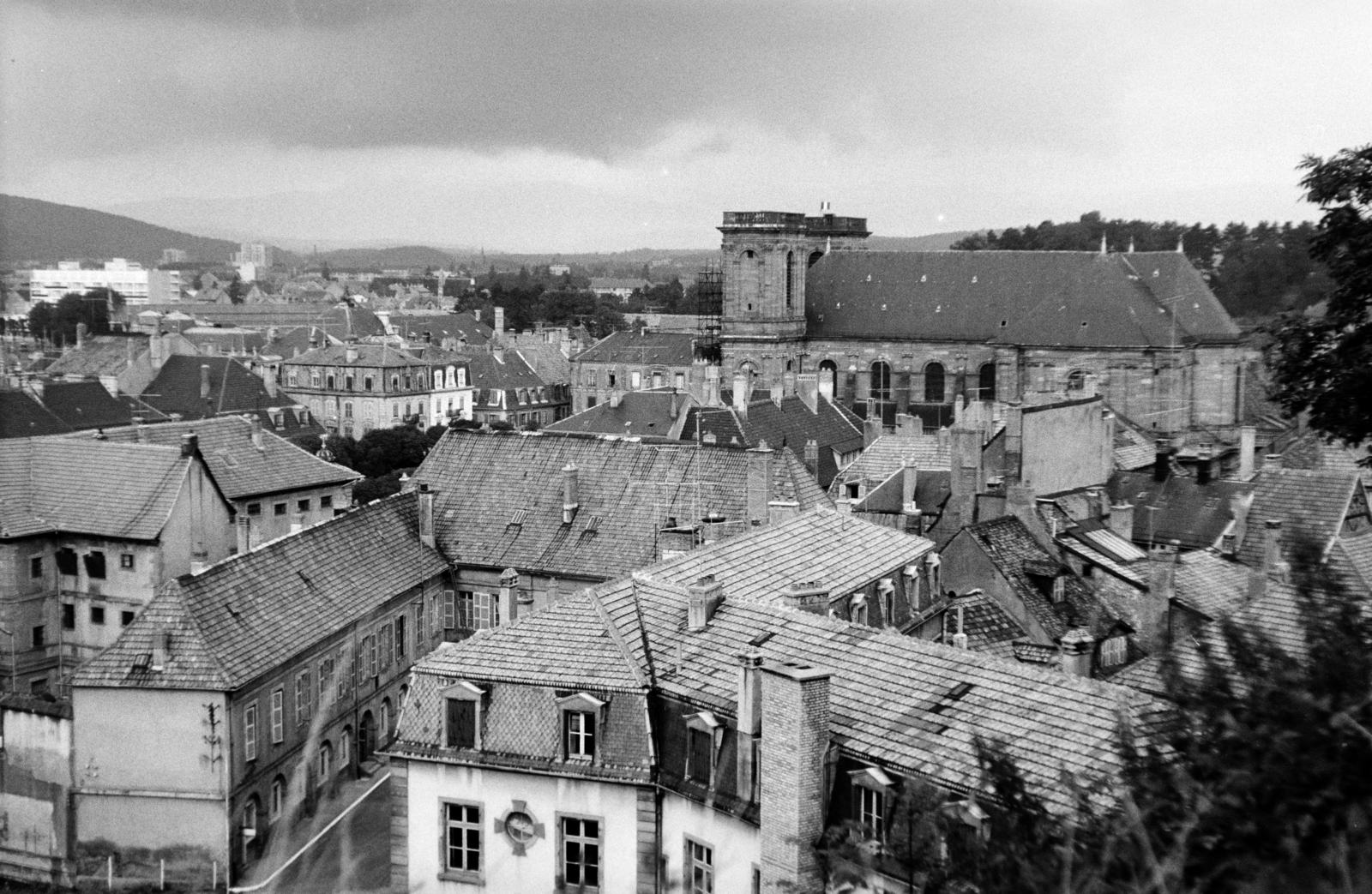 Franciaország, Belfort, kilátás a Citadellából, középen a Szent Kristóf-székesegyház., 1963, Gara család, háztető, Fortepan #285071