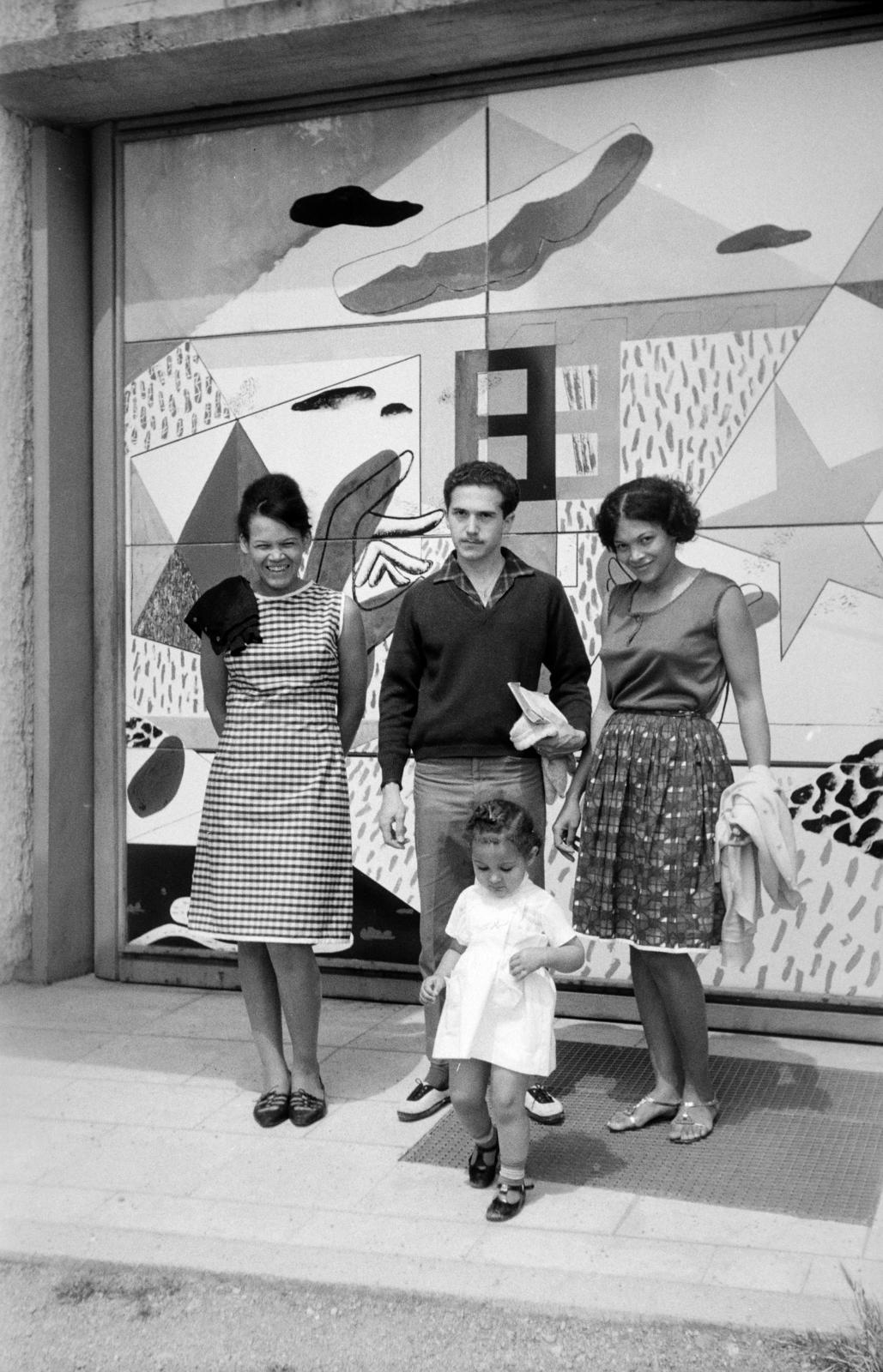 France, Ronchamp, a felvétel a Le Corbusier tervei alapján épített Magasságos Miasszonyunk-kápolna (Chapelle Notre-Dame-du-Haut de Ronchamp) előtt készült. Gara Róbert, aki később a karibi szigeten Guadeloupe-n meghonosította a vívást, családtagjaival., 1963, Gara Andor, Best of, Fortepan #285074