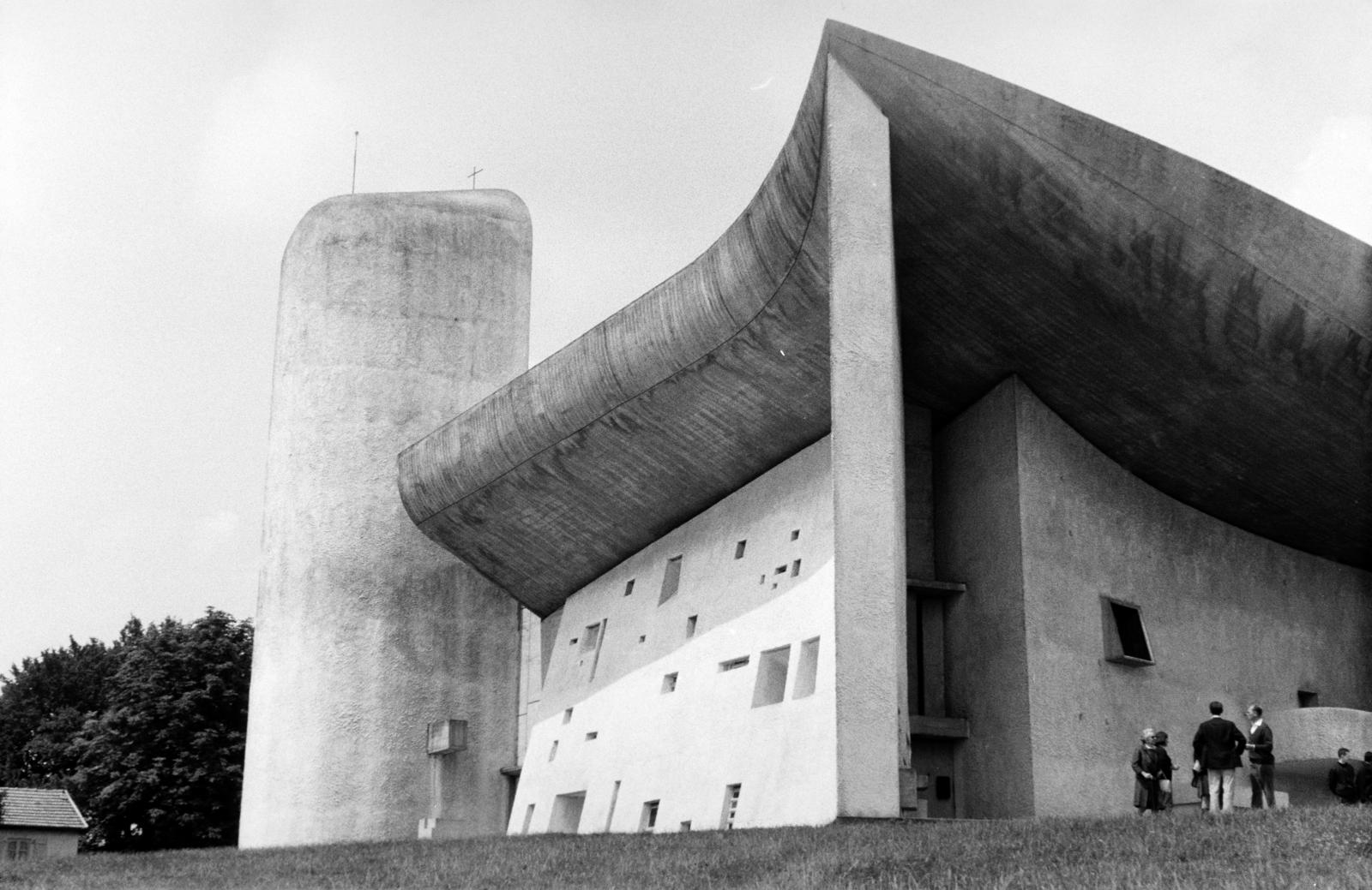 Franciaország, Ronchamp, a Le Corbusier tervei alapján épített Magasságos Miasszonyunk-kápolna (Chapelle Notre-Dame-du-Haut de Ronchamp)., 1963, Gara Andor, Fortepan #285079