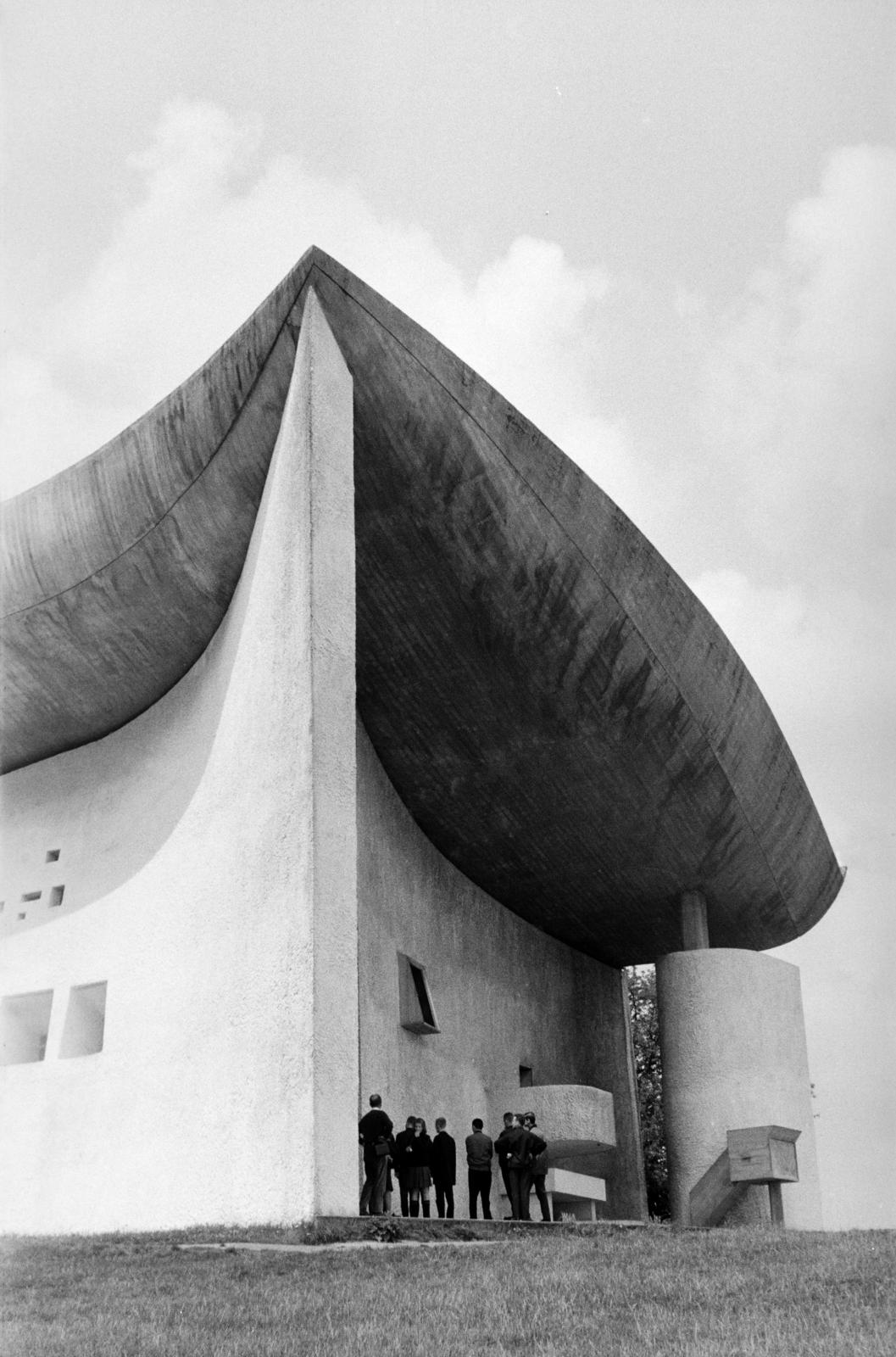 Franciaország, Ronchamp, a Le Corbusier tervei alapján épített Magasságos Miasszonyunk-kápolna (Chapelle Notre-Dame-du-Haut de Ronchamp)., 1963, Gara család, modern építészet, Fortepan #285080