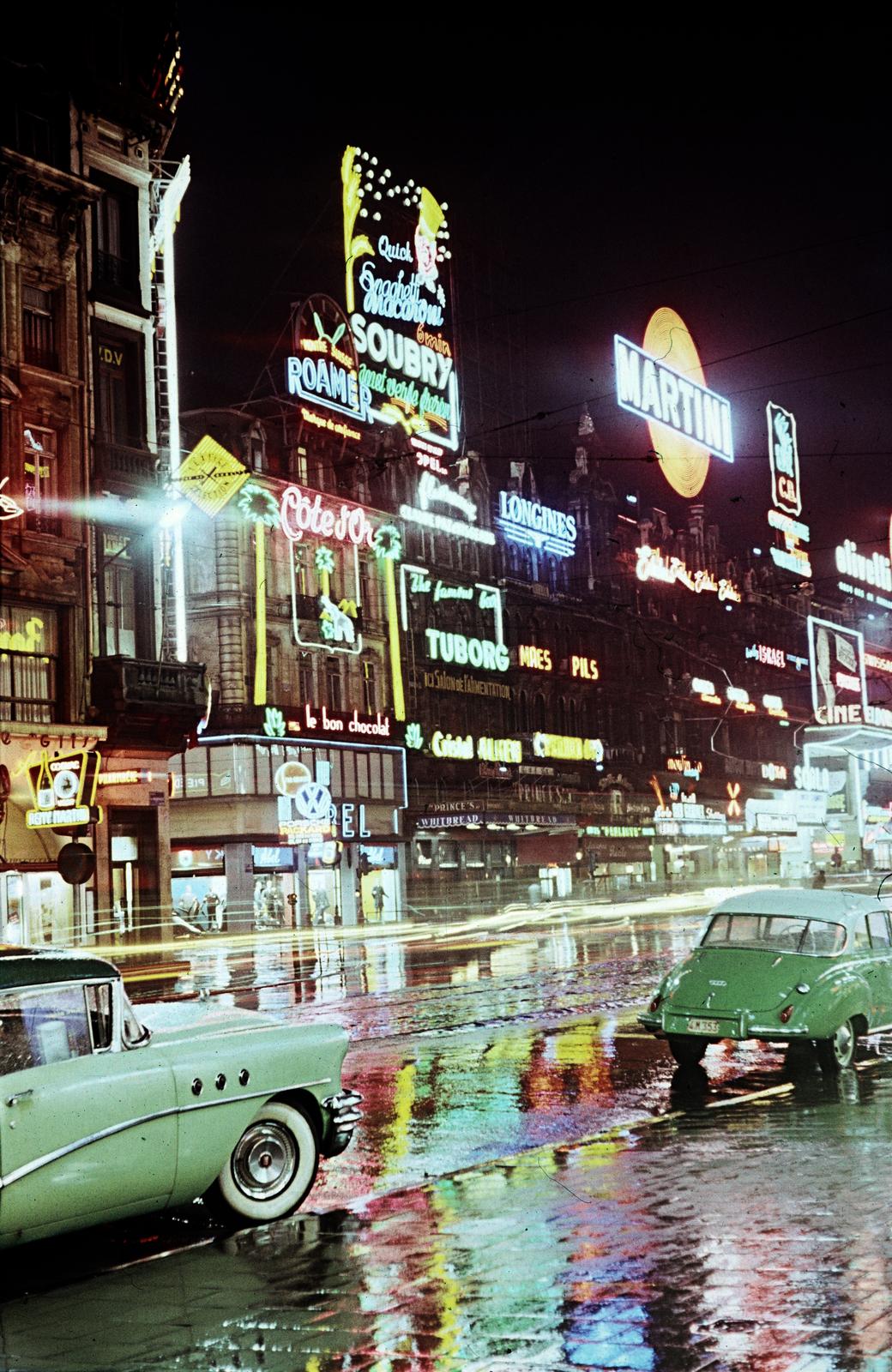 Belgium, Brüsszel, Place de Brouckère / De Brouckèreplein., 1959, Gara Andor, színes, neon felirat, neonreklám, eső, Fortepan #285102