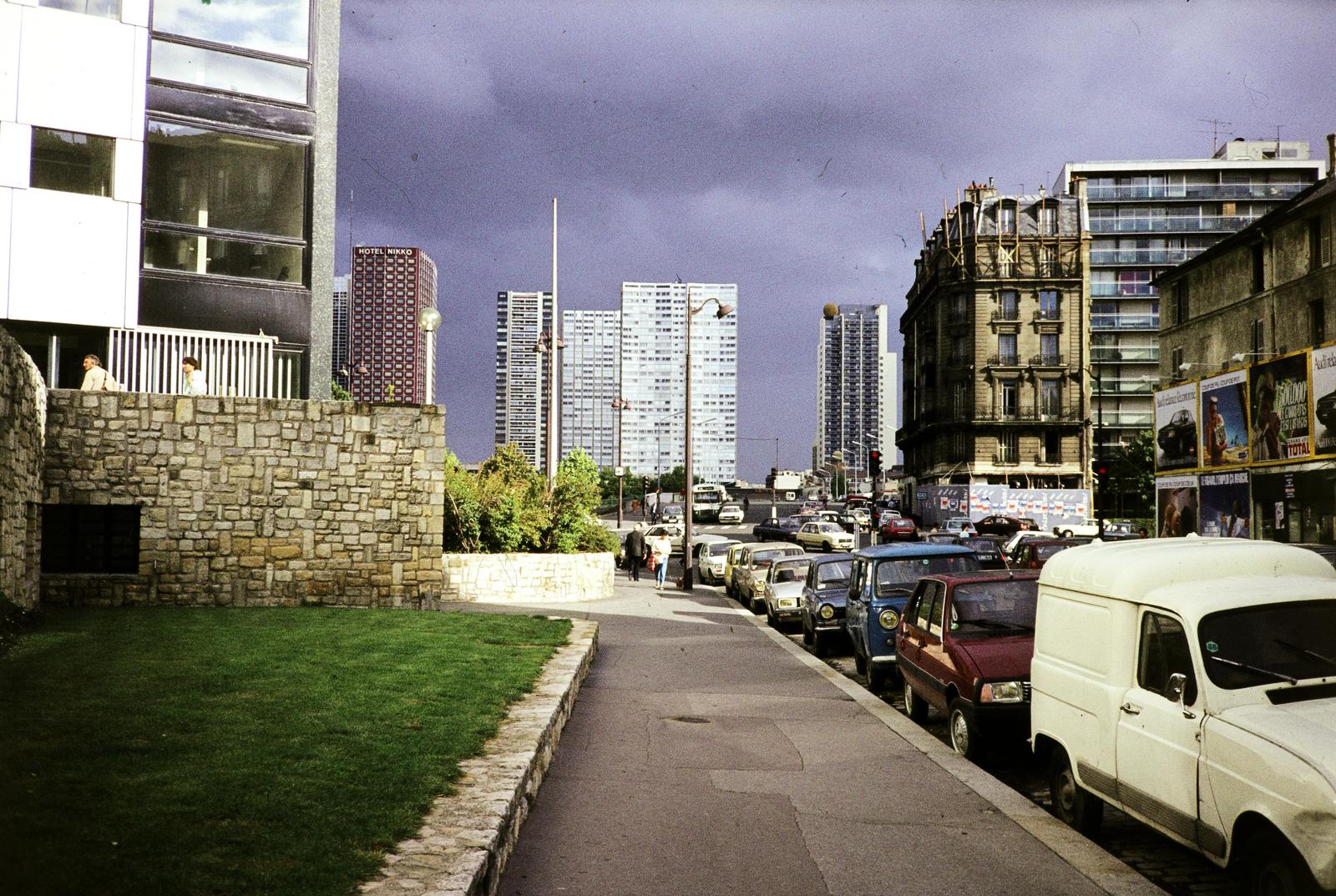 France, Paris, Rue de Boulainvilliers, szemben a Szajna feletti Pont de Grenelle, a folyó túlpartján a Front de Seine negyed., 1985, Gara család, colorful, street view, Fortepan #285103