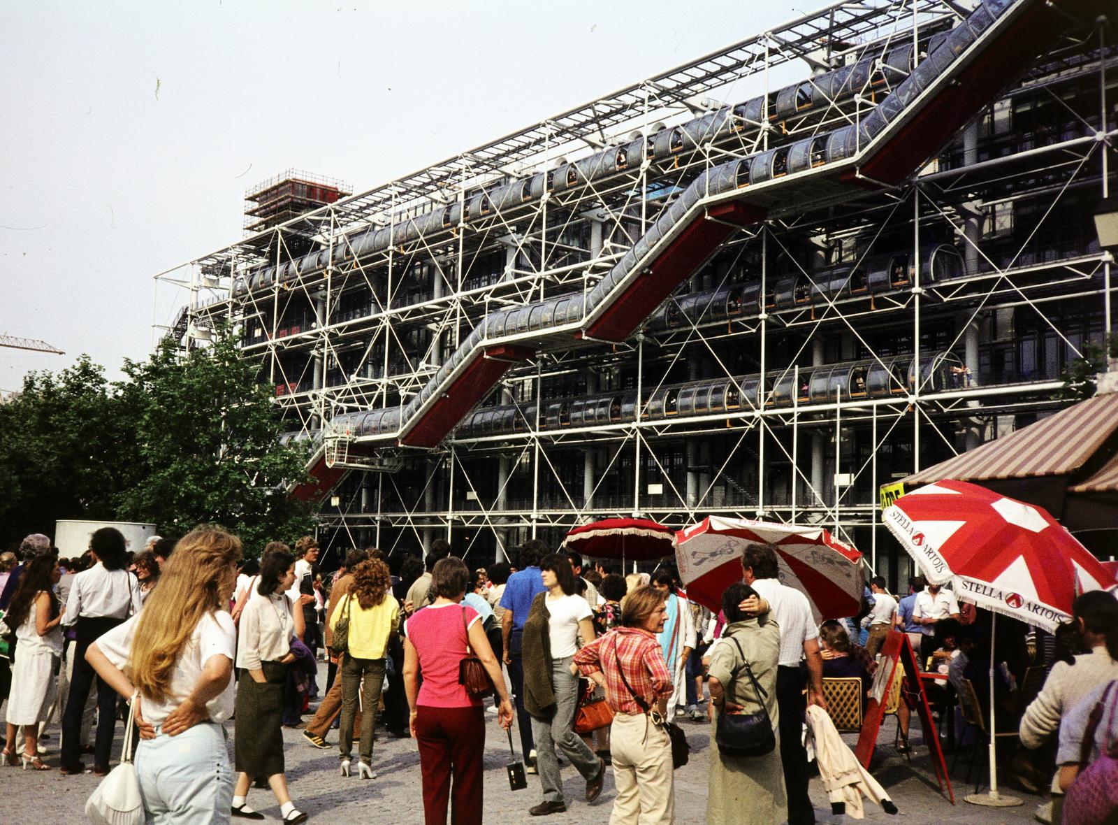 Franciaország, Párizs, Place Georges Pompidou, jobbra a Pompidou központ., 1983, Gara Andor, Fortepan #285104