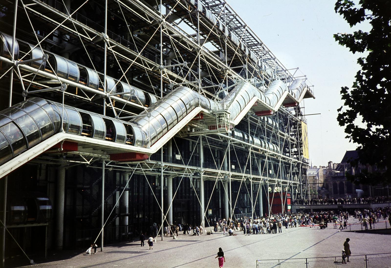 France, Paris, Place Georges Pompidou, balra a Pompidou központ., 1983, Gara Andor, Fortepan #285106