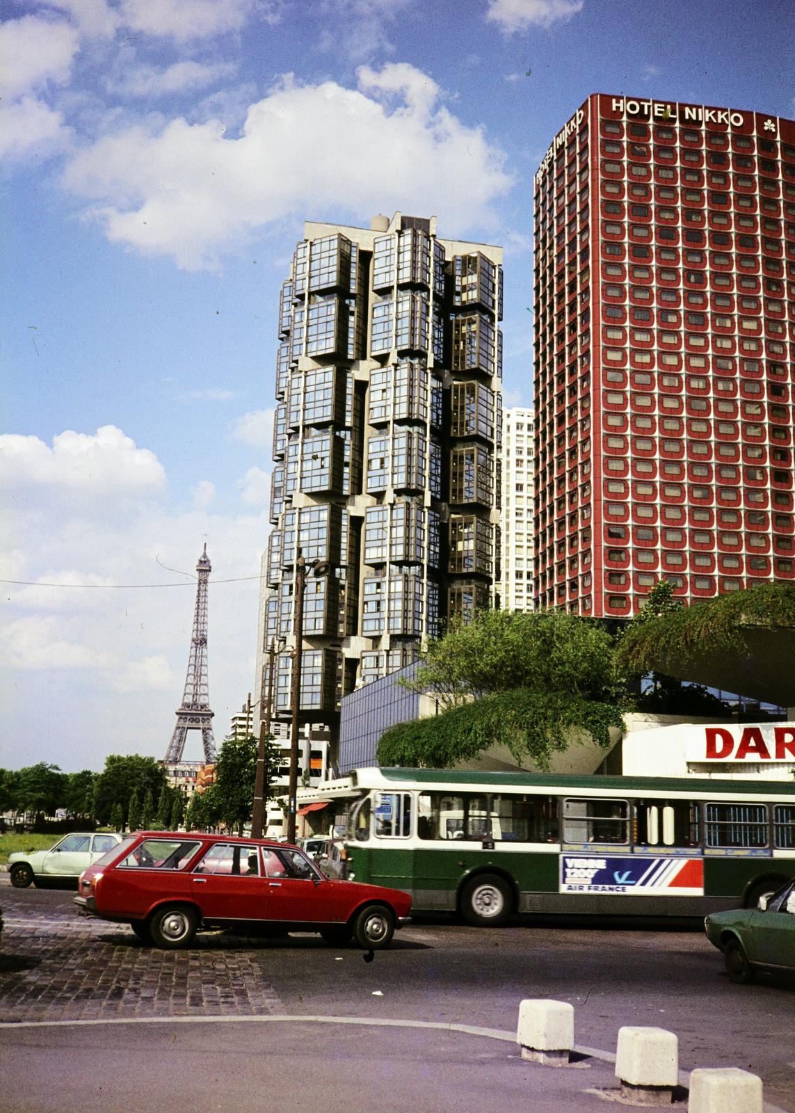 France, Paris, Quai de Grenelle - Rue Linois sarok, háttérben az Eiffel-torony., 1983, Gara család, high-rise building, colorful, Fortepan #285109