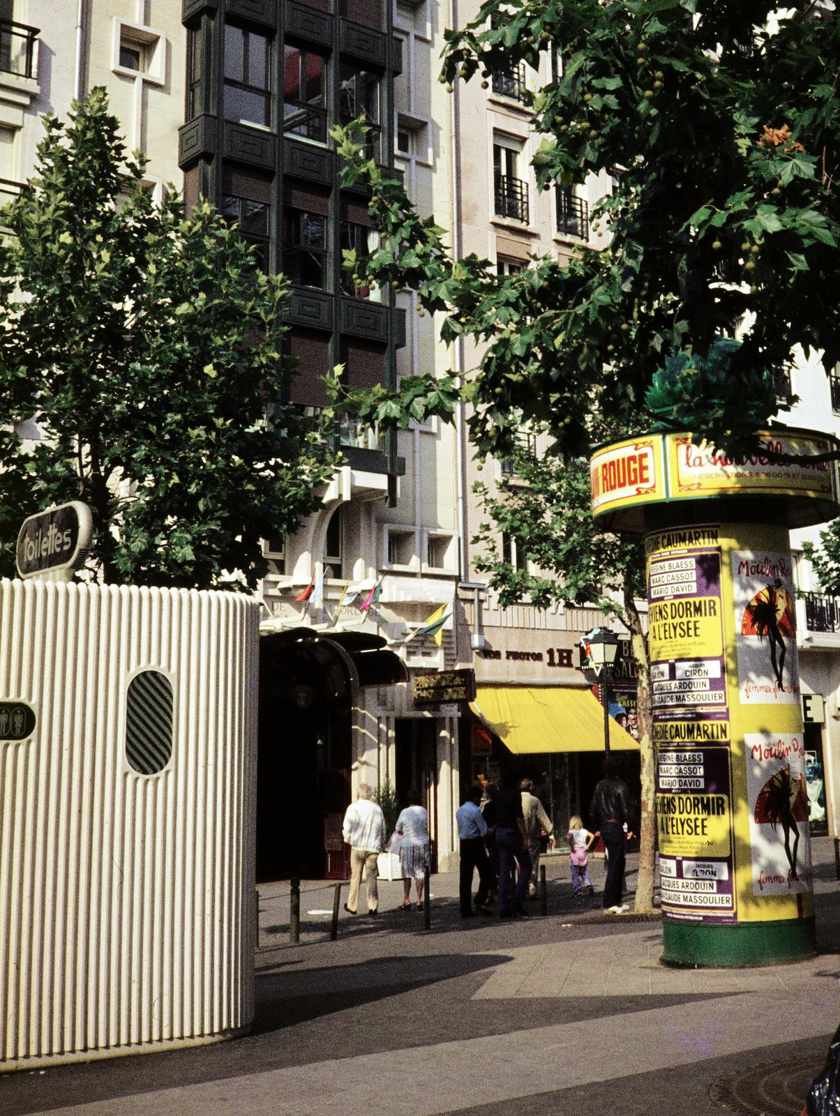 Franciaország, Párizs, Place Georges Pompidou, háttérben a Rue Rambuteau 52. számú ház., 1983, Gara család, francia felirat, hirdetőoszlop, színes, Fortepan #285110
