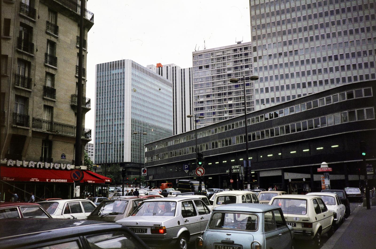 France, Paris, a Rue du Départ torkolata az Avenue du Maine-nál, szemben a Montparnasse pályaudvar., 1983, Gara Andor, Fortepan #285114