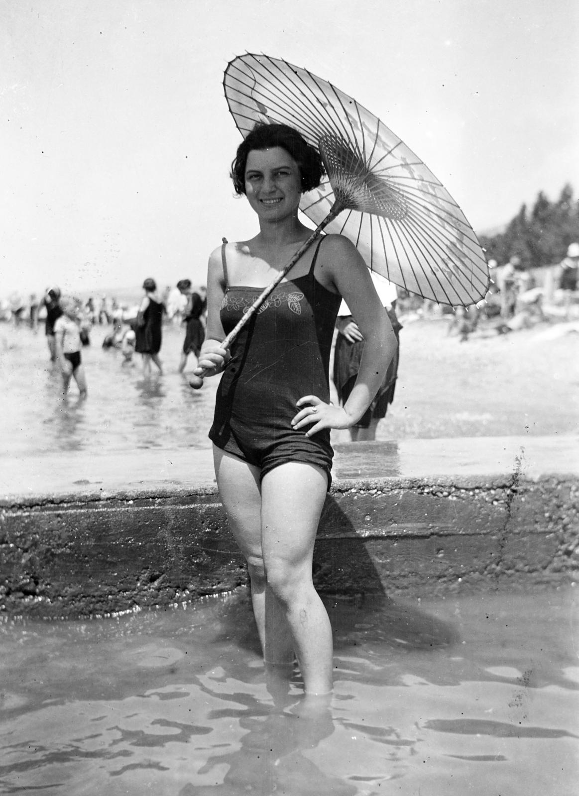 1924, Gara Andor, sunshades, girl, bathing suit, beach, Fortepan #285121