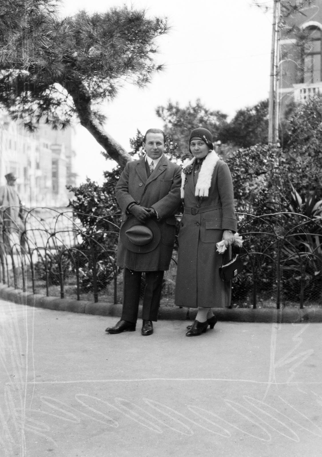 Italy, 1931, Gara Andor, lady, hat in hand, coat, gentleman, Fortepan #285125