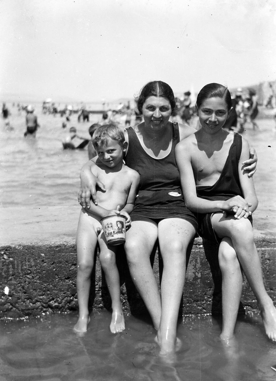 1923, Gara család, three people, nude figure, beach, bathing suit, Fortepan #285131