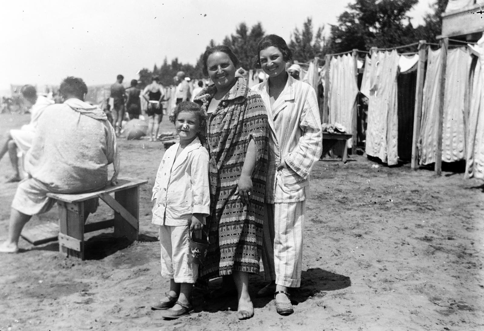 Croatia,Adriatic Sea, Crikvenica, strand., 1930, Gara család, three people, beach, nightgown, Fortepan #285132