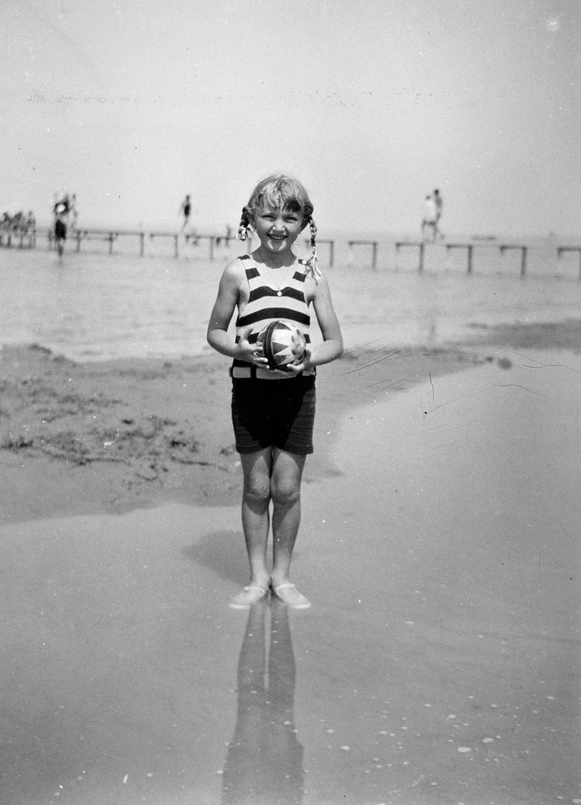 Magyarország,Balaton, Siófok, strand., 1921, Gara Andor, kislány, labda, strand, hajfonat, Fortepan #285136