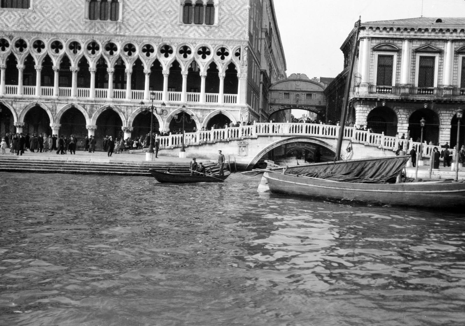 Italy, Venice, Canal Grande. Előtérben középen a Ponte della Paglia, balra a Dózse-palota, háttérben a Sóhajok hidja., 1931, Gara Andor, rowing boat, architectural ornament, Fortepan #285144