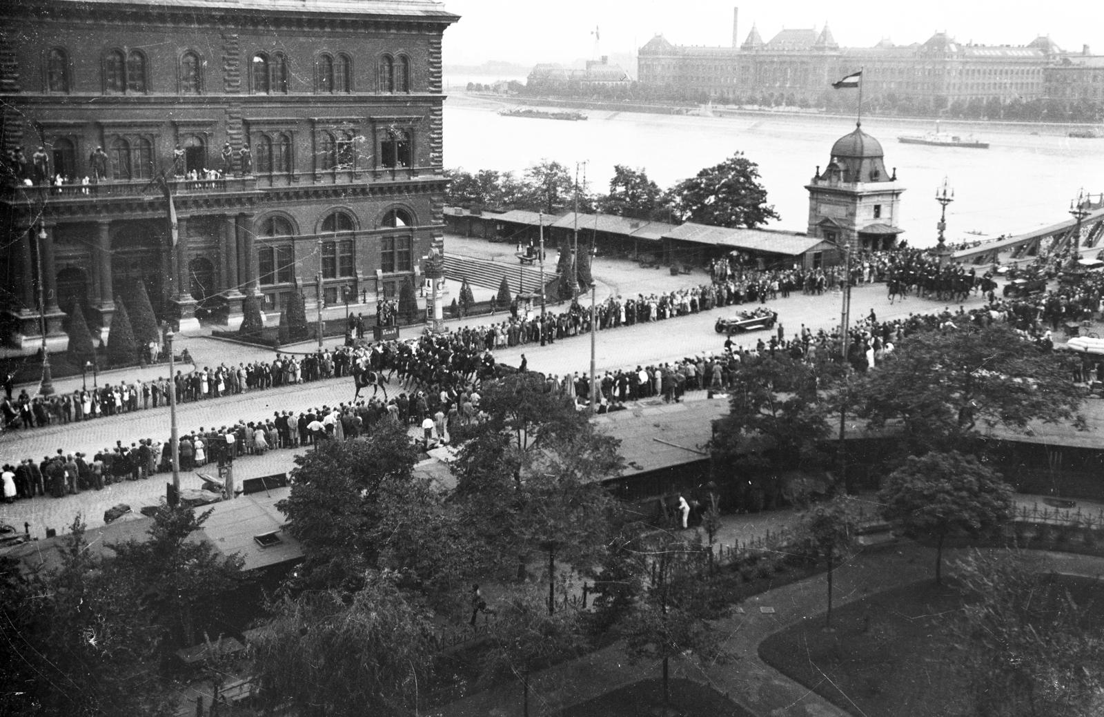 Hungary, Budapest V.,Budapest IX.,Budapest XI., Fővám tér, balra a Fővámpalota. Háttérben jobbra a Budapesti Műszaki Egyetem (később Budapesti Műszaki és Gazdaságtudományi Egyetem) épületei., 1934, Gara Andor, bridge, freedom, Budapest, Fortepan #285146