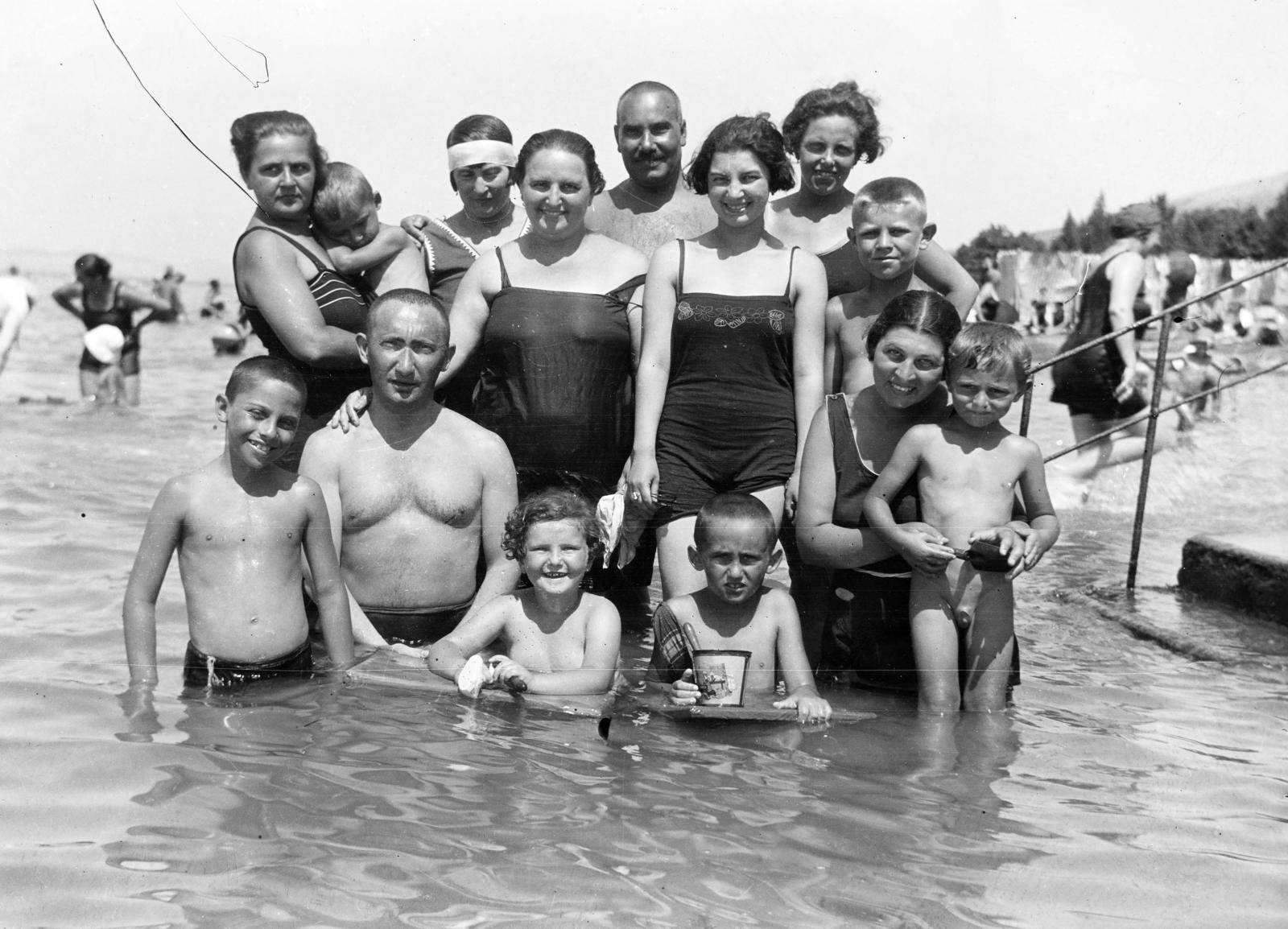 Horvátország,Adria, Crikvenica, strand., 1930, Gara család, fürdőruha, csoportkép, strand, Fortepan #285181