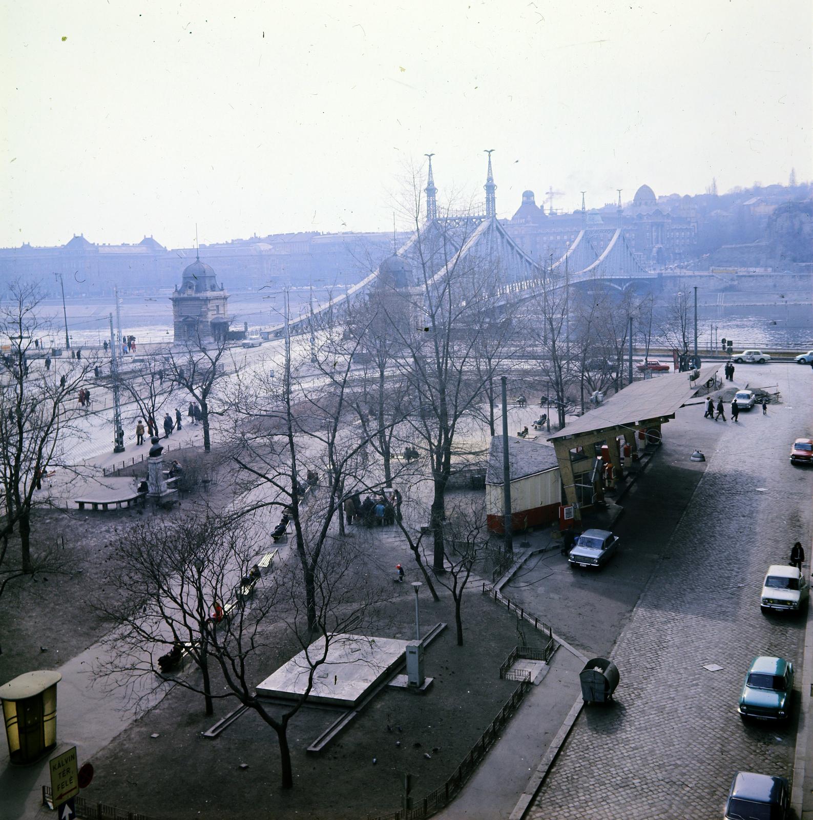 Hungary, Budapest V., kilátás a Só utca 2-es számú házból a Fővám (Dimitrov) tér, az Áfor benzinkút és a Szabadság híd felé., 1975, Gara Andor, bird's eye view, phone booth, Budapest, Fortepan #285184