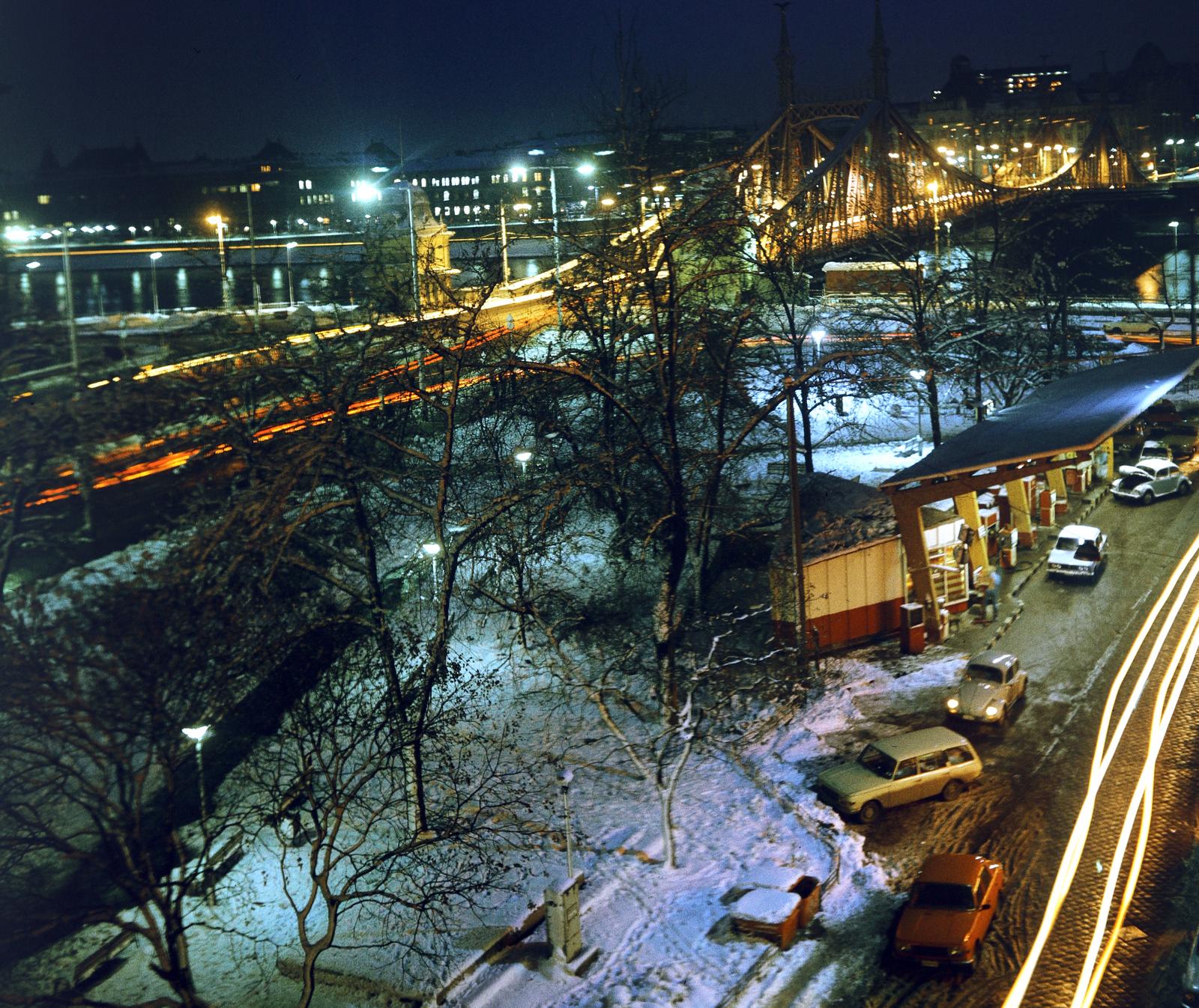 Hungary, Budapest V., kilátás a Só utca 2-es számú házból a Fővám (Dimitrov) tér, az Áfor benzinkút és a Szabadság híd felé., 1975, Gara Andor, snowy landscape, Budapest, Fortepan #285186
