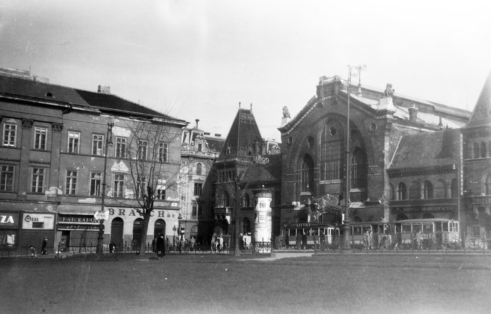 Magyarország, Budapest V.,Budapest XI., Fővám tér, háttérben a Központi Vásárcsarnok., 1947, Gara Andor, Budapest, Fortepan #285189
