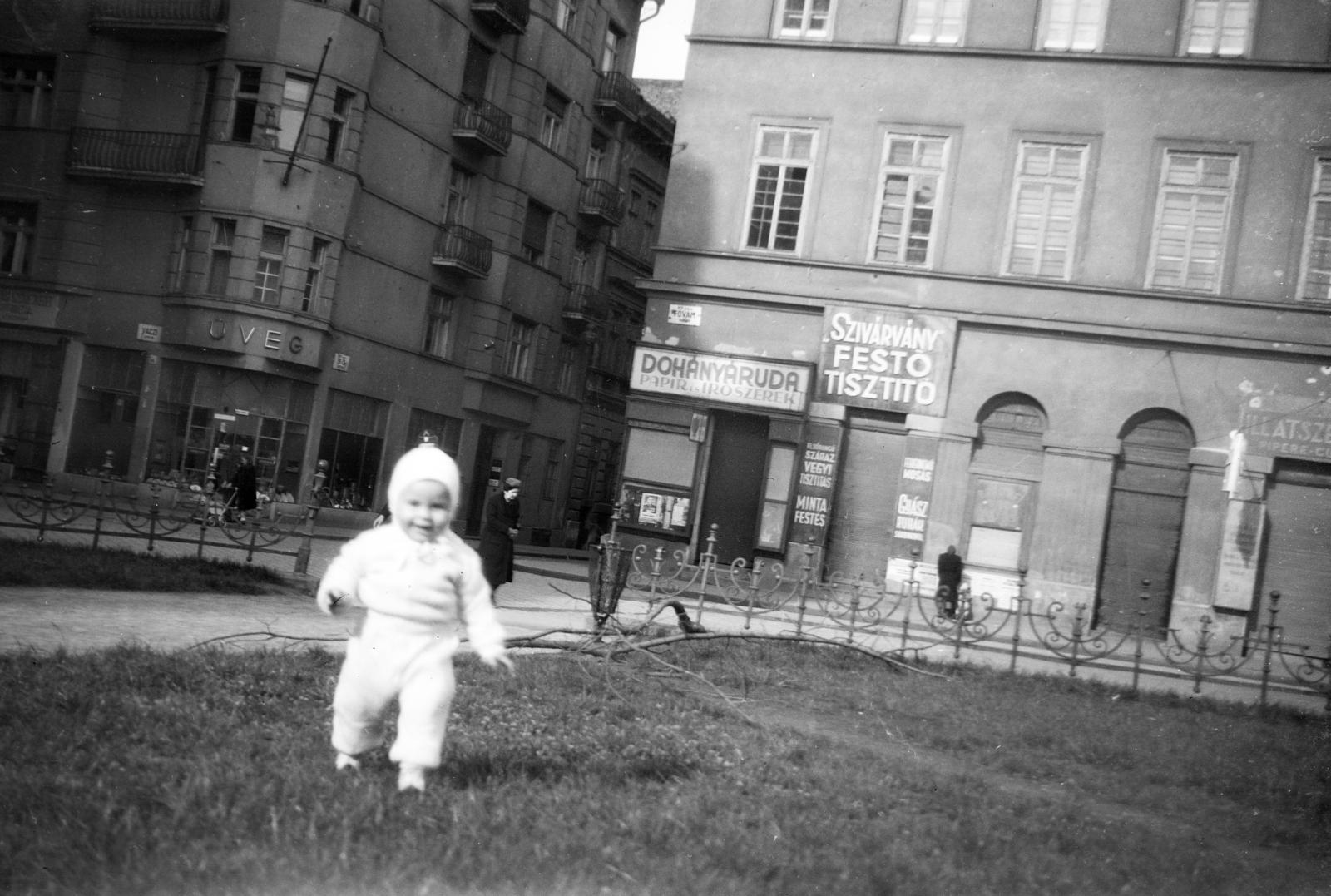 Hungary, Budapest V., Fővám tér, szemben a Váci utca sarkán a Só utca 2-es számú ház látható., 1947, Gara család, Budapest, kid, Fortepan #285191