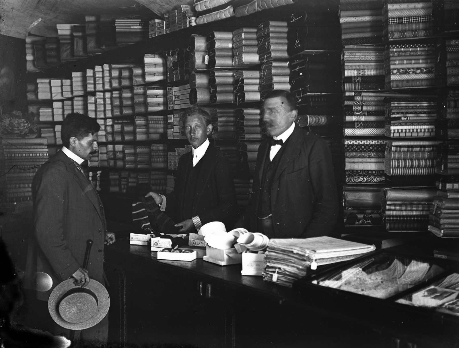 Hungary, 1917, Fortepan, trading, hat, vendor, interior, bow tie, fabrics, hat in hand, Fortepan #2852