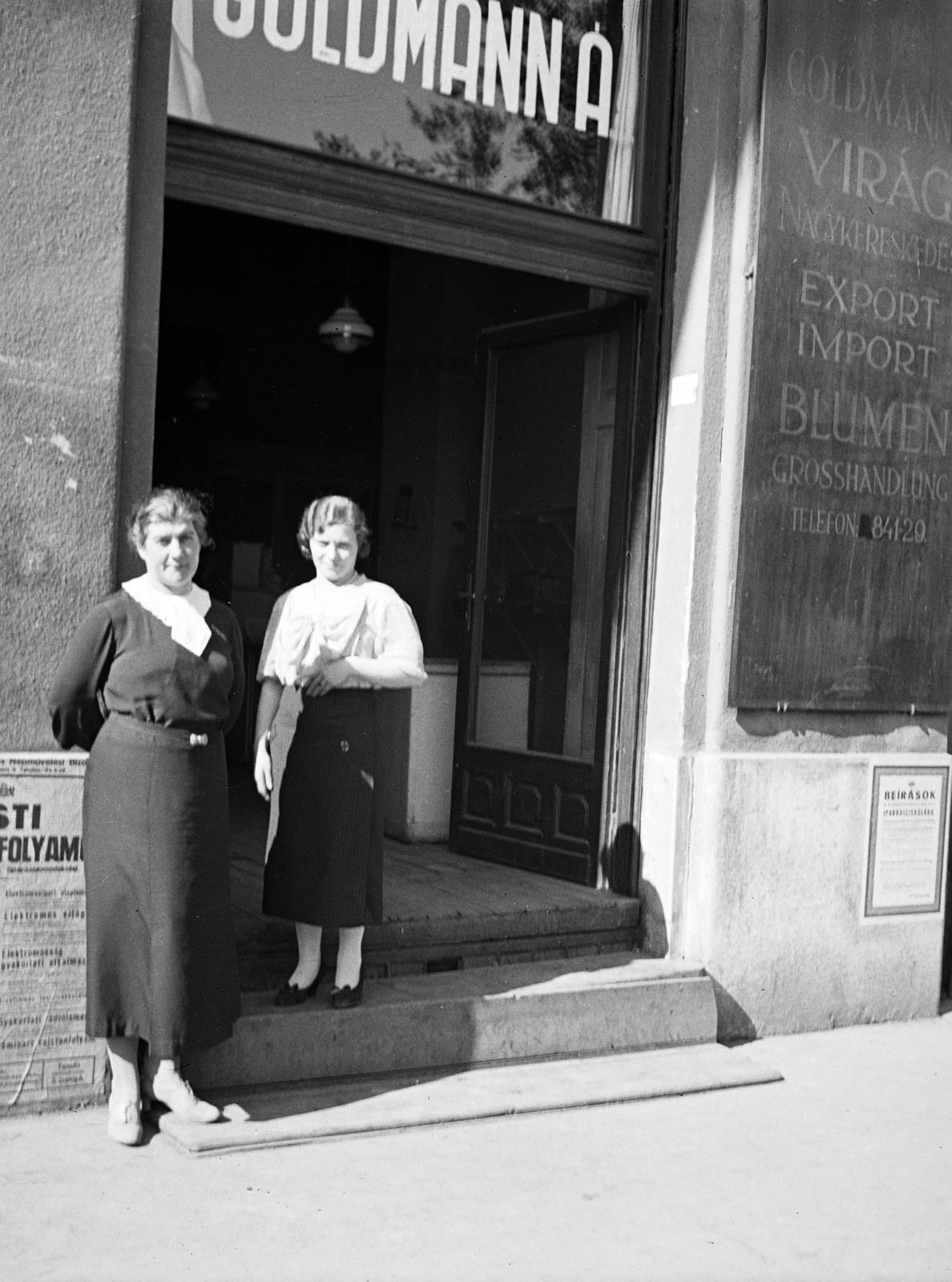 Magyarország, Budapest V., Fővám tér, a felvétel a 2-3. számú ház előtt, Goldmann Ábrahám virágnagykereskedésének bejáratánál készült., 1930, Gara Andor, Budapest, Fortepan #285204