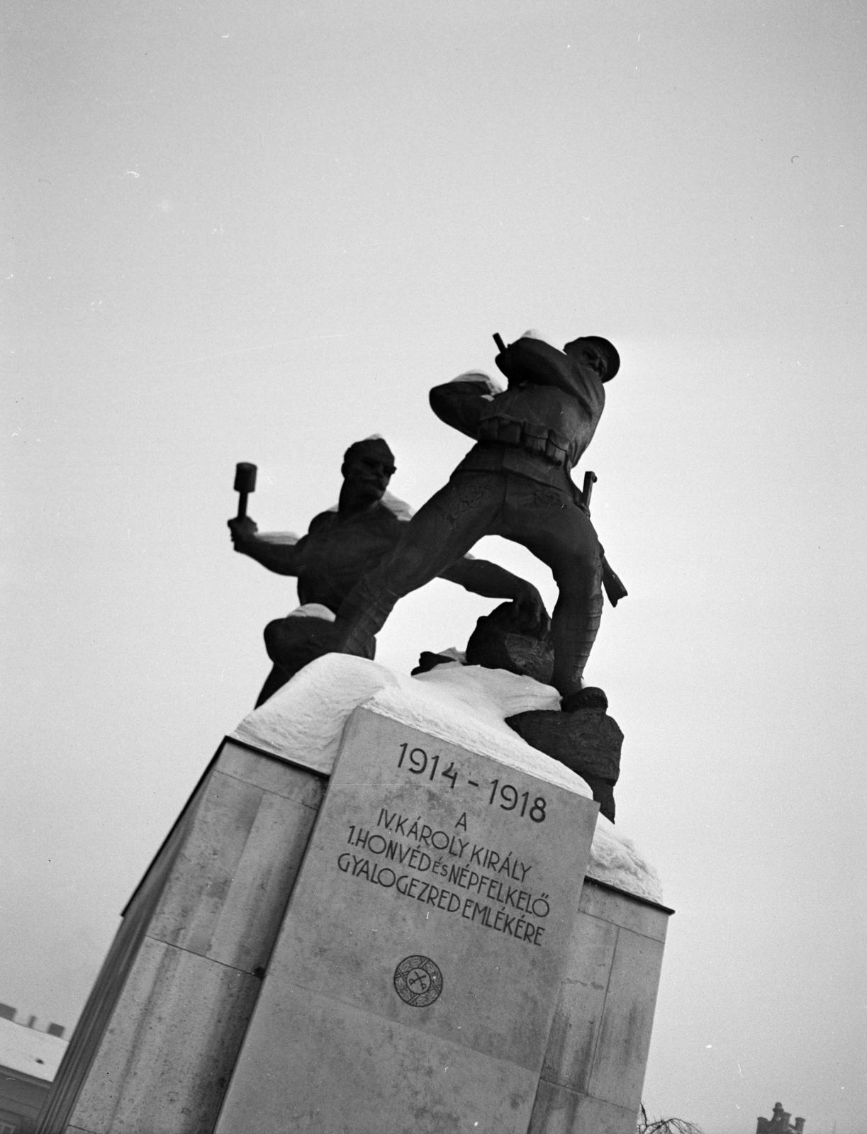 Hungary, Budapest V., Fővám tér, az 1. honvéd és népfölkelő gyalogezred emlékműve (Siklódy Lőrinc, 1938.)., 1939, Gara Andor, slanted, Budapest, Fortepan #285211