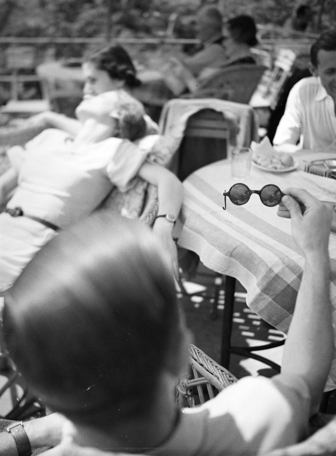 Hungary, Budapest II., Látó-hegy / Gugger-hegy, a felvétel a kisvendéglő teraszán készült., 1935, Gara Andor, Best of, deck chair, relaxation, wicker chair, shades, Budapest, Fortepan #285221