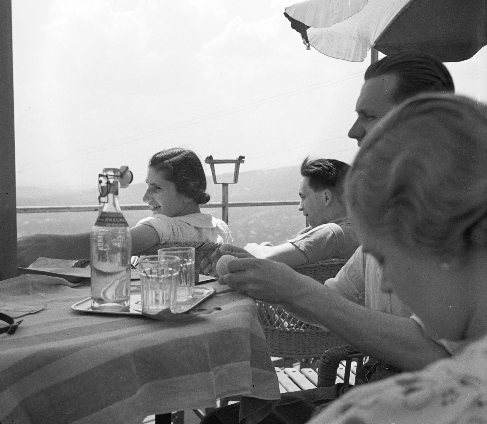 Magyarország, Budapest II., Látó-hegy / Gugger-hegy, a felvétel a kisvendéglő teraszán készült., 1935, Gara család, Budapest, csatosüveg, Fortepan #285225