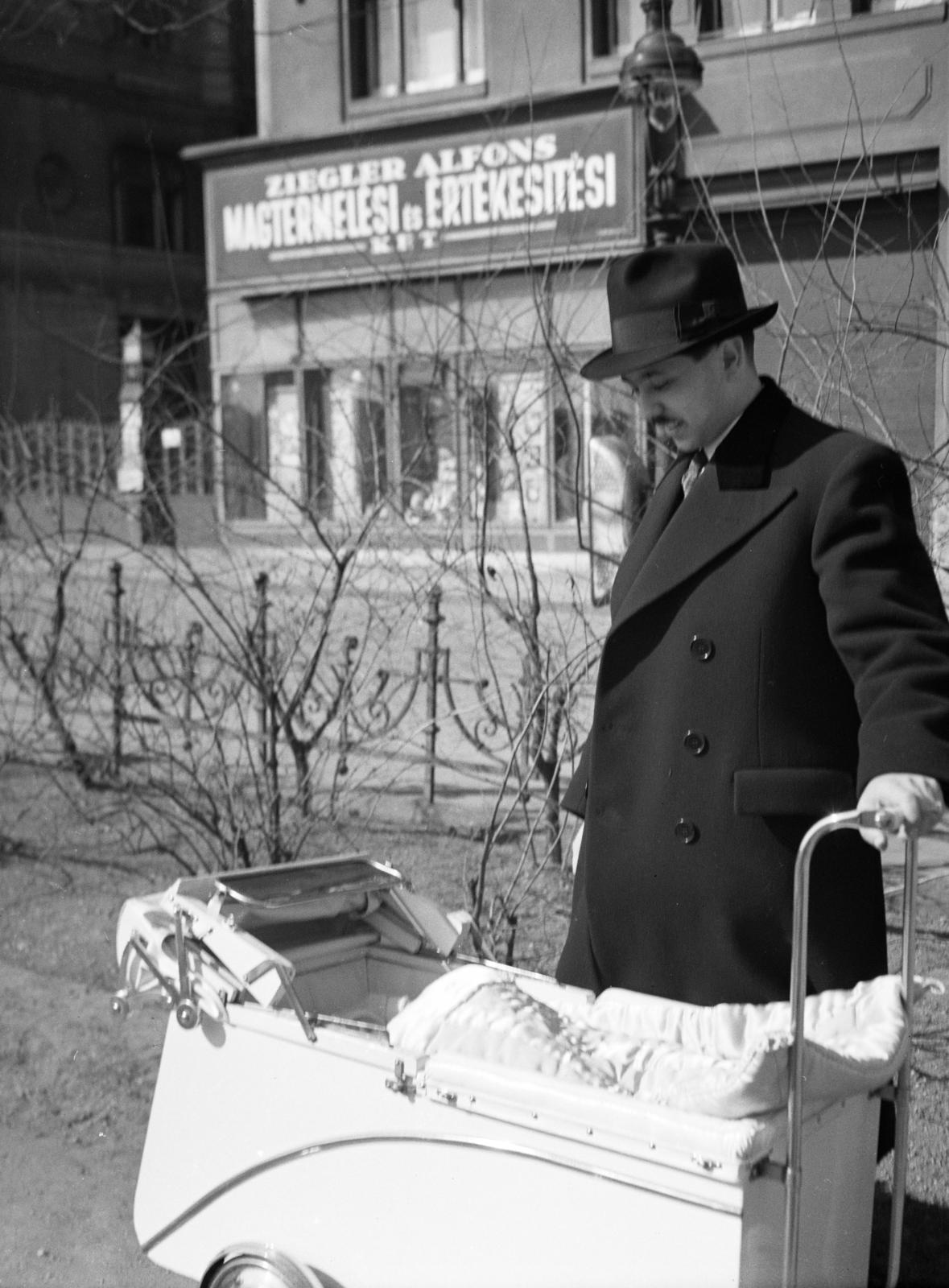 Hungary, Budapest V., Fővám tér, háttérben balra a 2-3. számú ház kapuja látható., 1933, Gara család, Budapest, fatherhood, Fortepan #285236