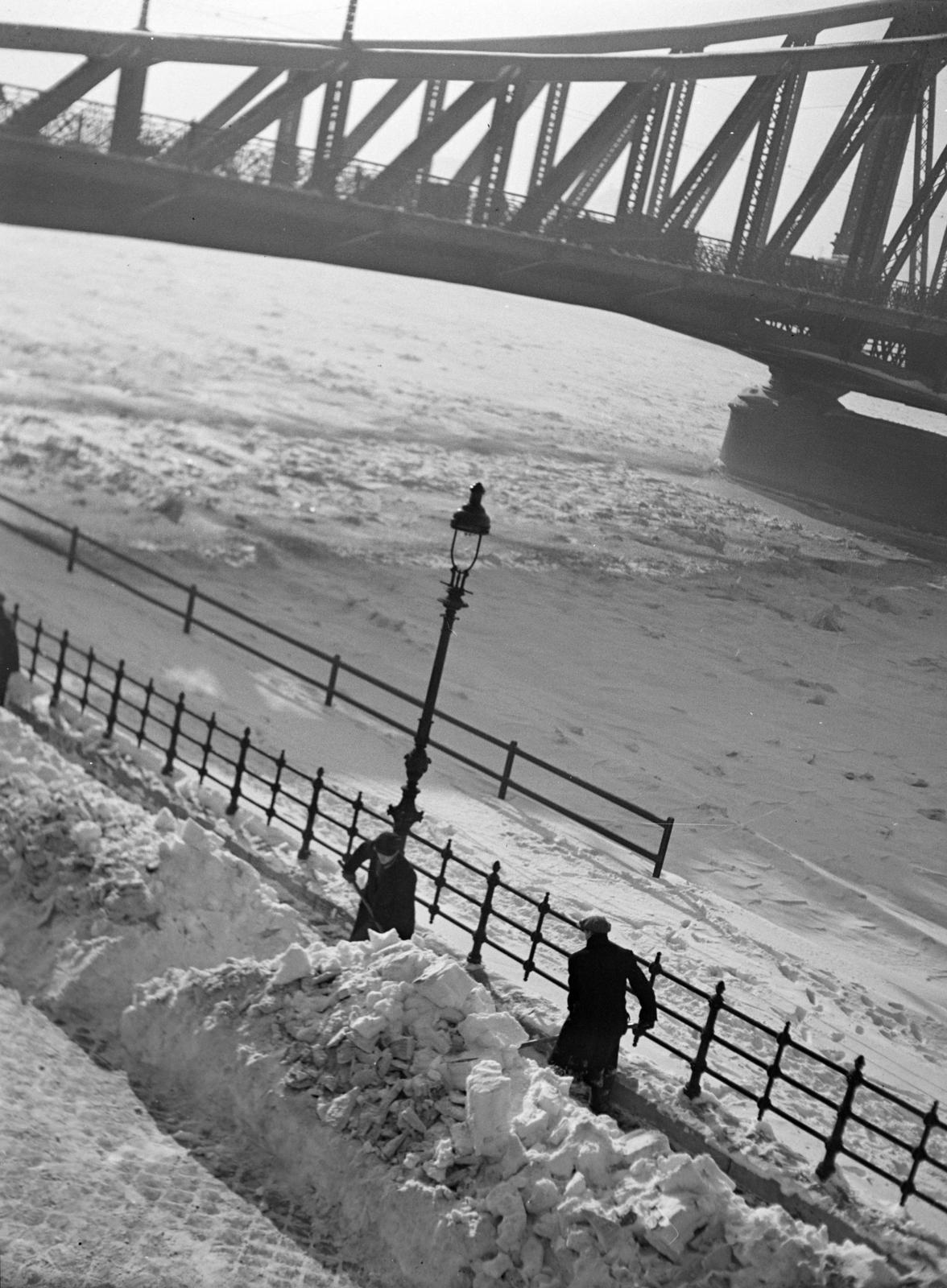 Magyarország, Budapest V., Duna-part, hótakarítók a Szabadság (Ferenc József) híd pesti hídfőjénél., 1935, Gara Andor, jégzajlás, Duna-híd, havas táj, hómunka, Budapest, Fortepan #285242