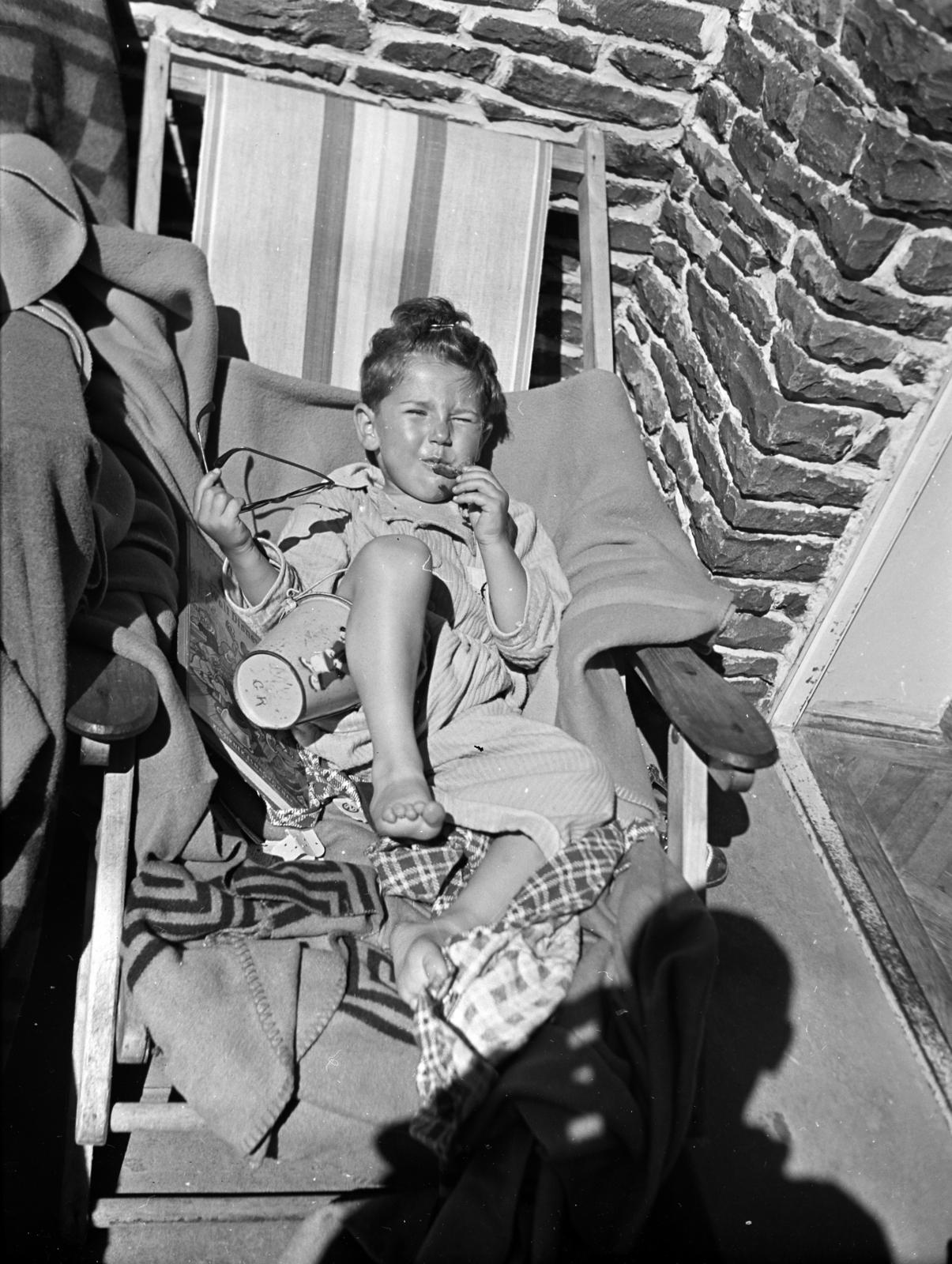 Hungary, Kékestető, Kékes Szálló (később Mátrai Gyógyintézet)., 1936, Gara család, lying on the back, kid, shadow selfie, deck chair, meal, Fortepan #285261