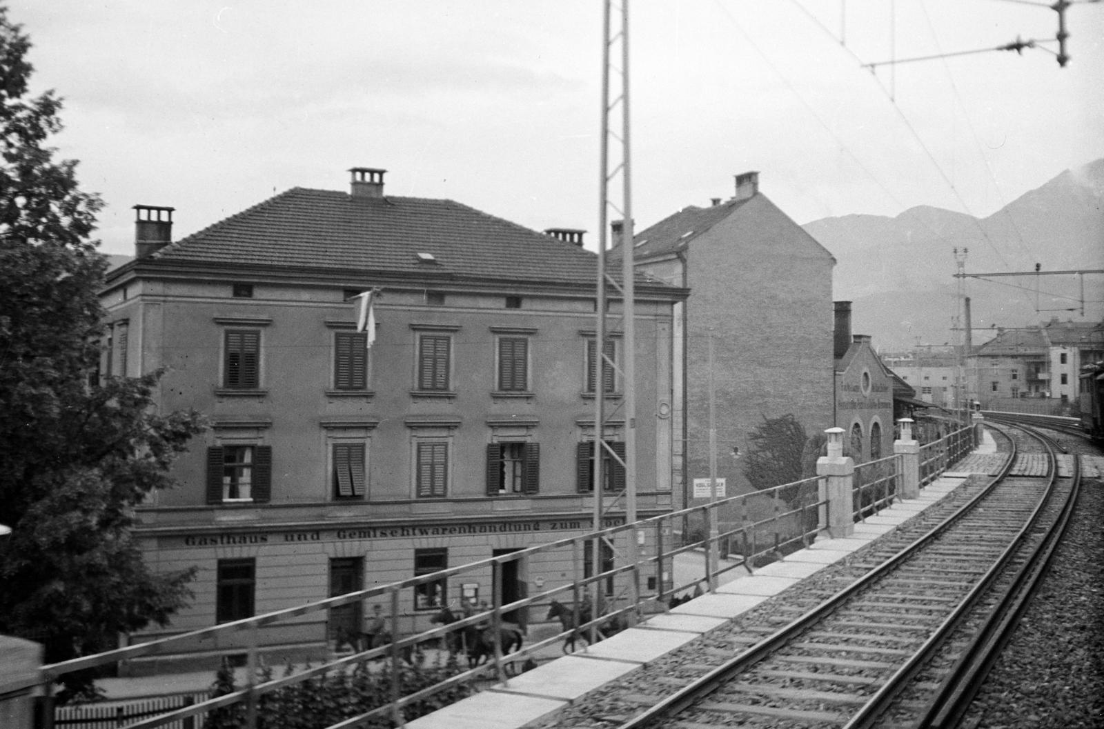 Austria, Innsbruck, kilátás a vasúti viaduktról (Bahnviadukt), lent a Kapuzinergasse 10. számú épület a Kohlstattgasse sarkán. A földszinten a Gasthaus Stöckl., 1937, Gara család, rails, chimney, Fortepan #285268