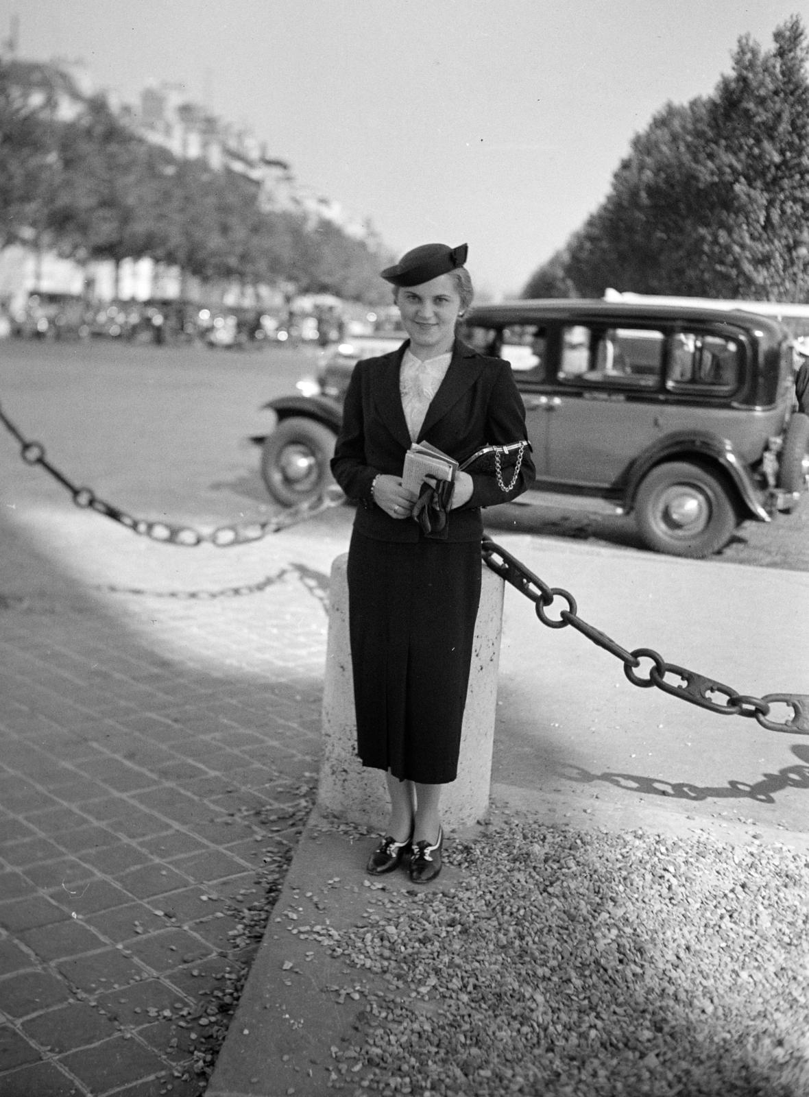 France, Paris, Place Charles de Gaulle (Place de l'Étoile), a felvétel a Diadalív mellett készült., 1937, Gara Andor, Fortepan #285271