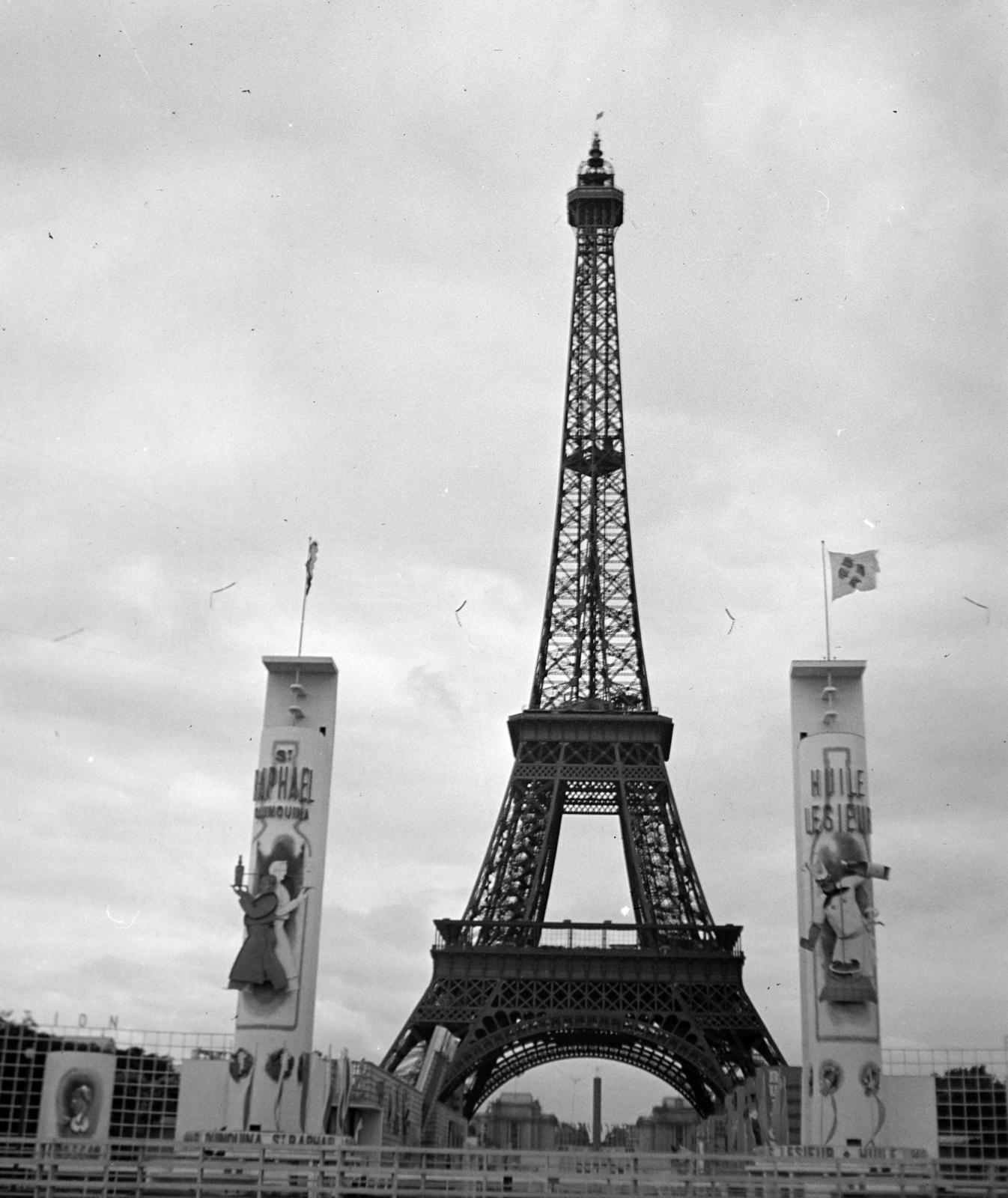 Franciaország, Párizs, Champ de Mars, a világkiállítás egyik kapuja, háttérben az Eiffel-torony., 1937, Gara Andor, Fortepan #285273