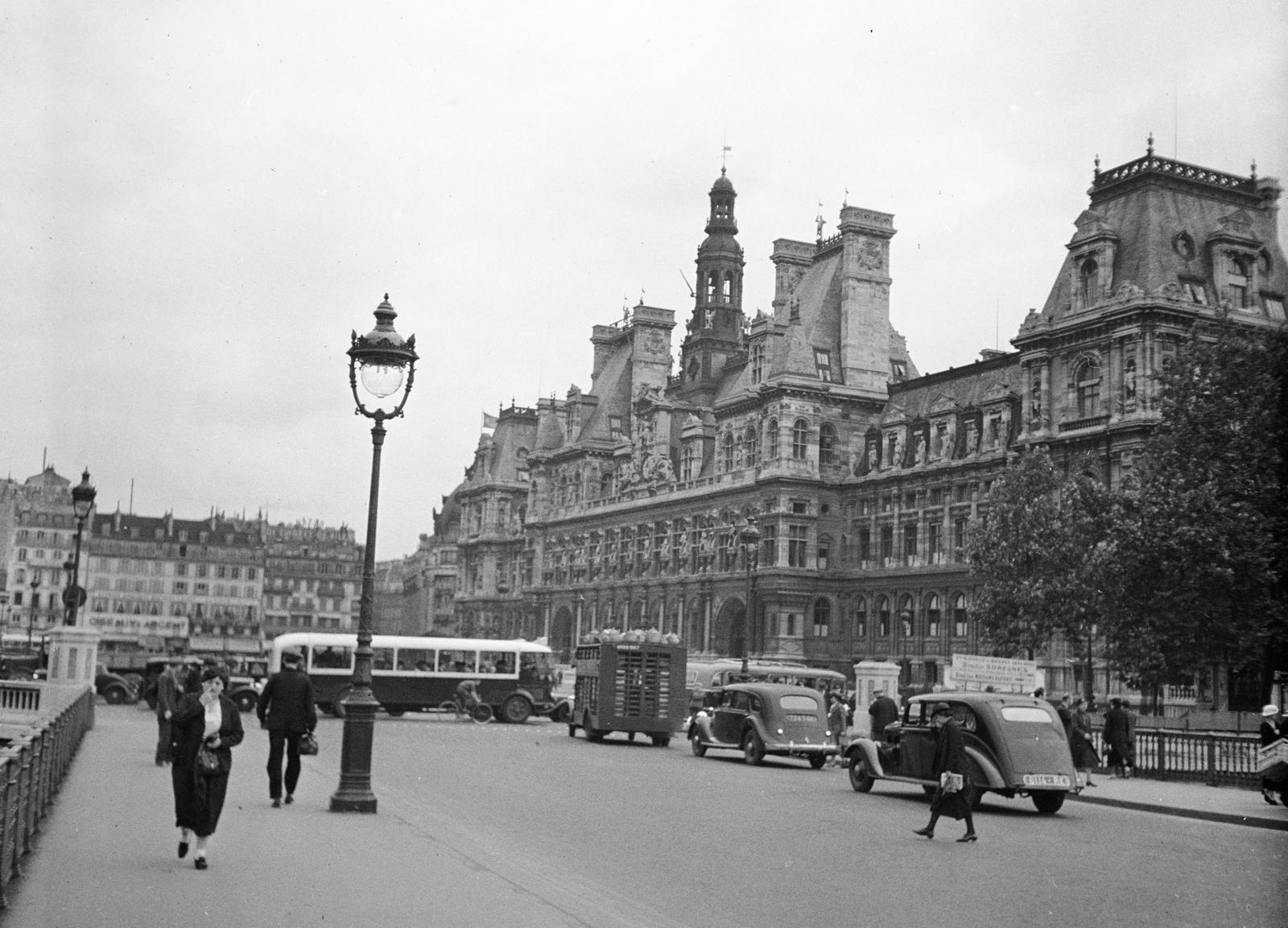 Franciaország, Párizs, előtérben a Pont d'Arcole, szemben a Városháza (Hôtel de ville de Paris)., 1937, Gara Andor, Fortepan #285284