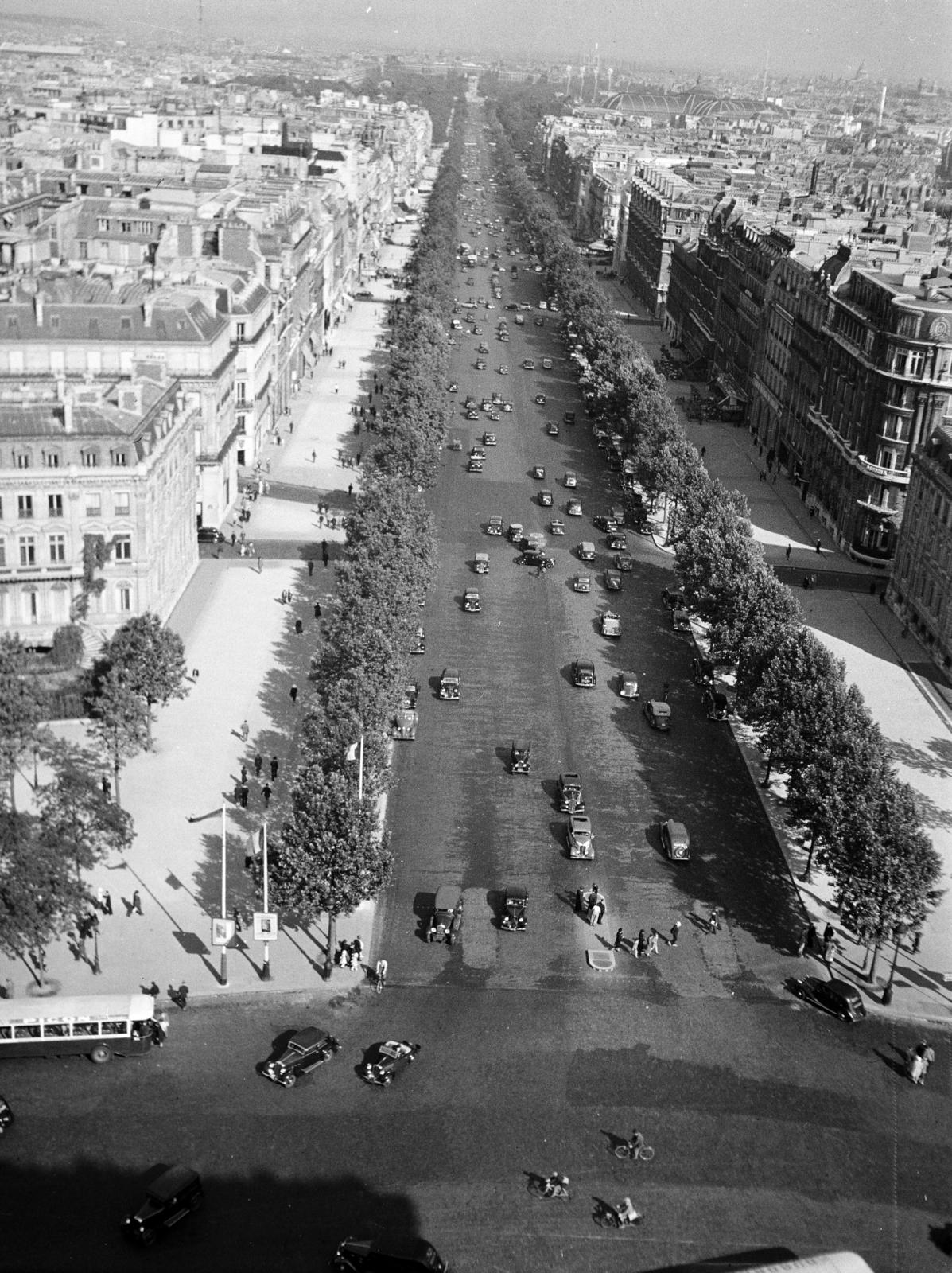 France, Paris, Place Charles de Gaulle (Place de l'Étoile), kilátás a Diadalívről az Avenue des Champs-Élysées felé., 1937, Gara Andor, alley, street view, bird's eye view, Fortepan #285286