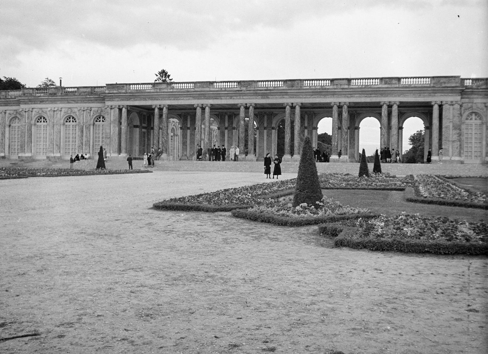 Franciaország, Versailles, Grand Trianon., 1937, Gara család, virágágyás, balusztrád, oszlopsor, Fortepan #285291