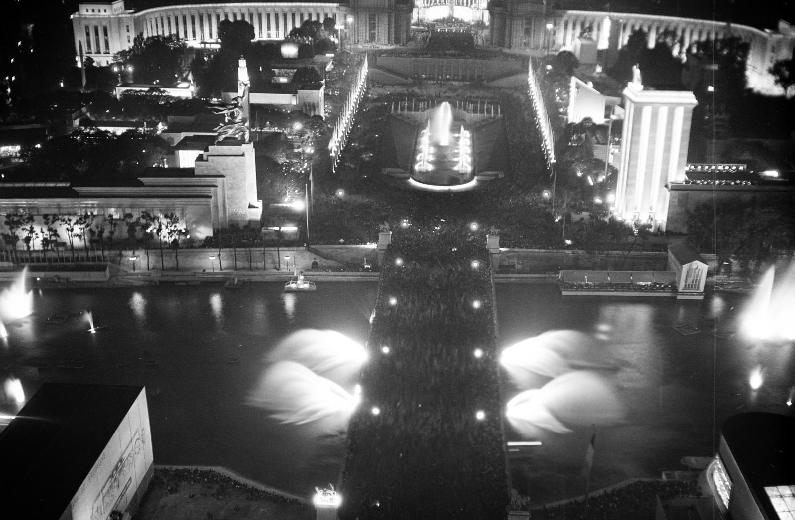 Franciaország, Párizs, Világkiállítás 1937., kilátás az Eiffel-toronyból. Középen a Pont d'Iéna, háttérben a Chaillot-Palota., 1937, Gara család, madártávlat, éjszaka, díszkivilágítás, Fortepan #285301