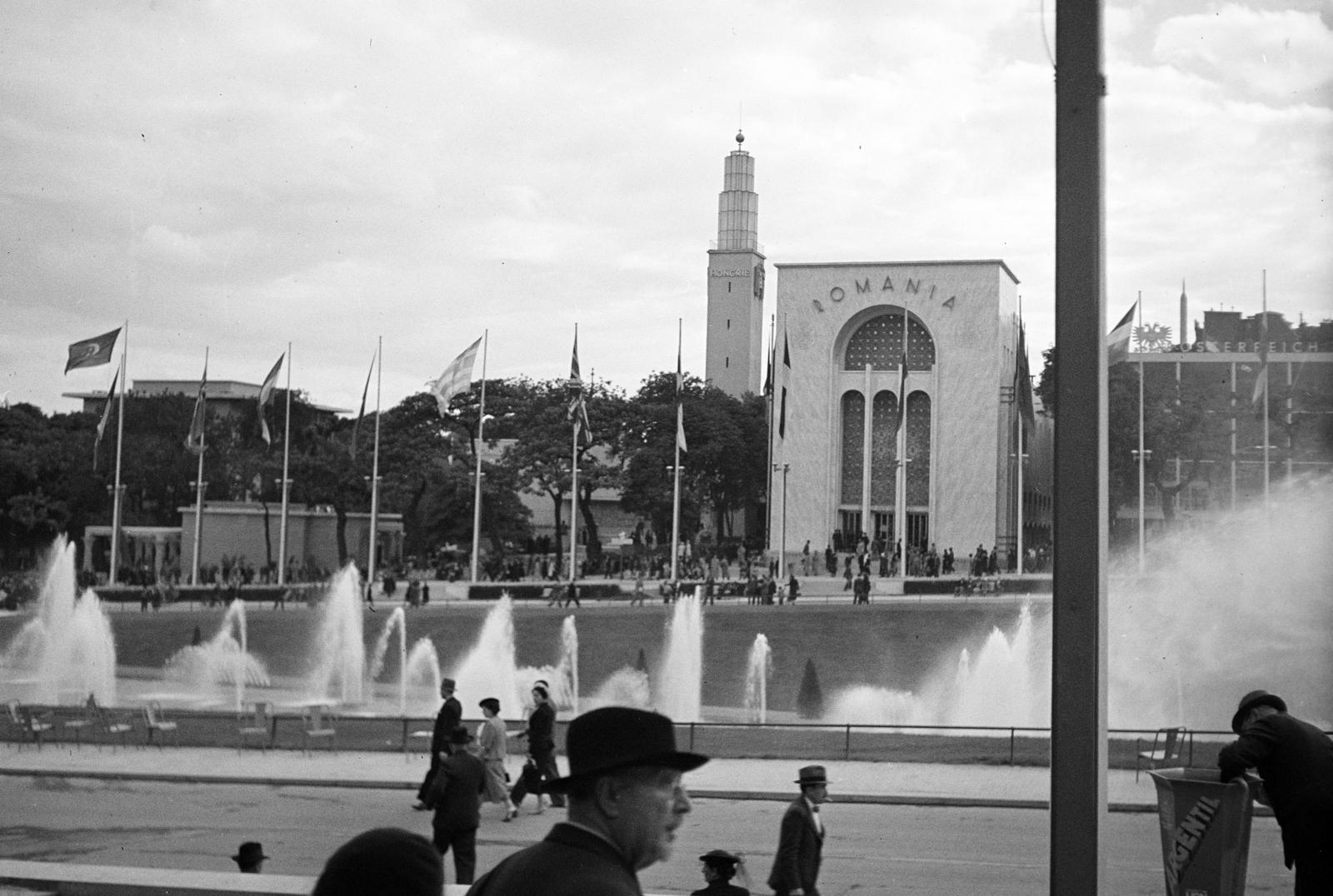France, Paris, Világkiállítás 1937., Avenue Albert 1er de Monaco, Románia pavilonja. A fák mögött, ill. a háttérben lévő torony Magyarország pavilonja., 1937, Gara Andor, Fortepan #285313