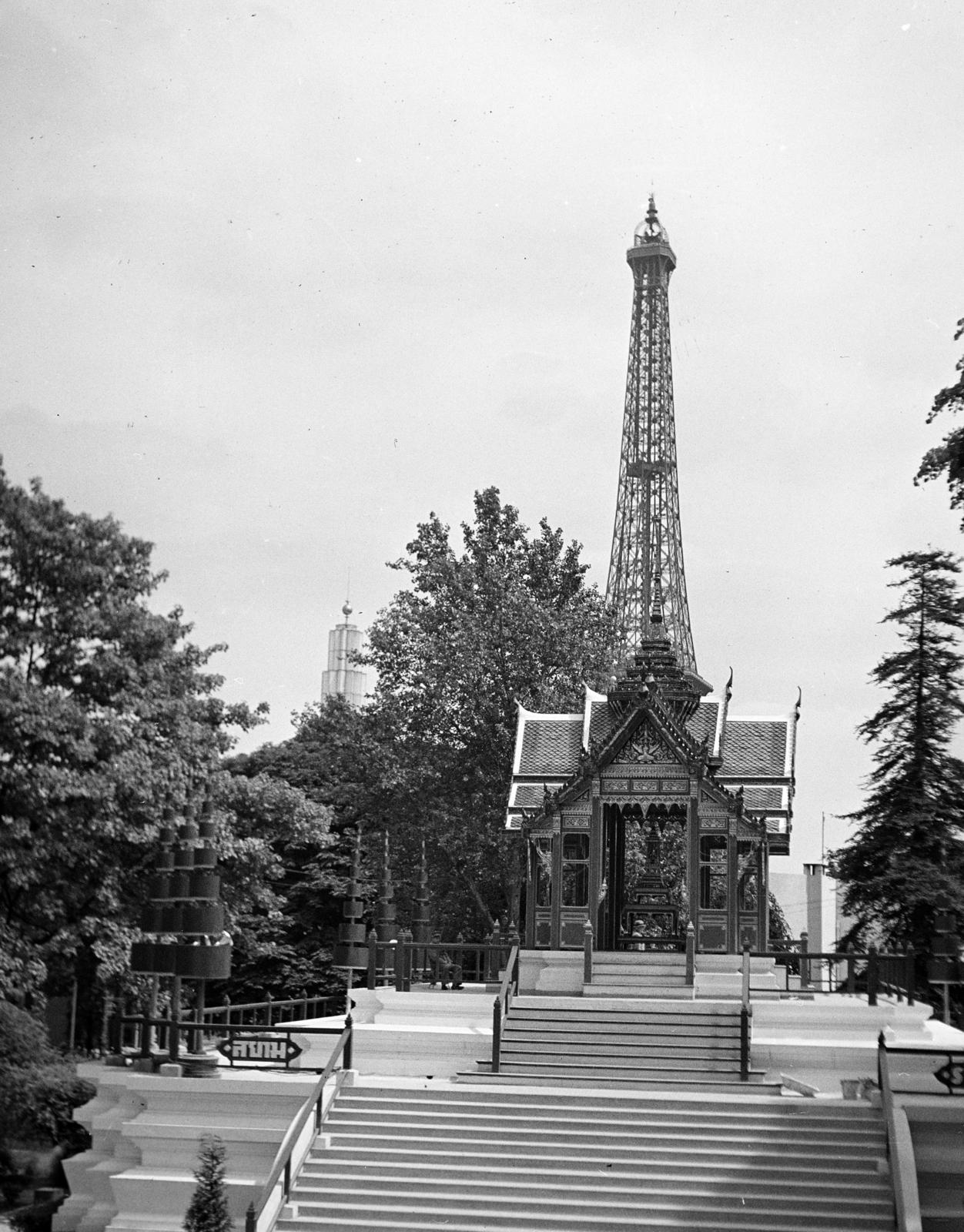France, Paris, Világkiállítás 1937., Île aux Cygnes, Sziám pavilonja az "Indokína"-szekcióban. A háttérben az Eiffel-torony, balra a magyar pavilon tornya., 1937, Gara család, flight of stairs, Fortepan #285317
